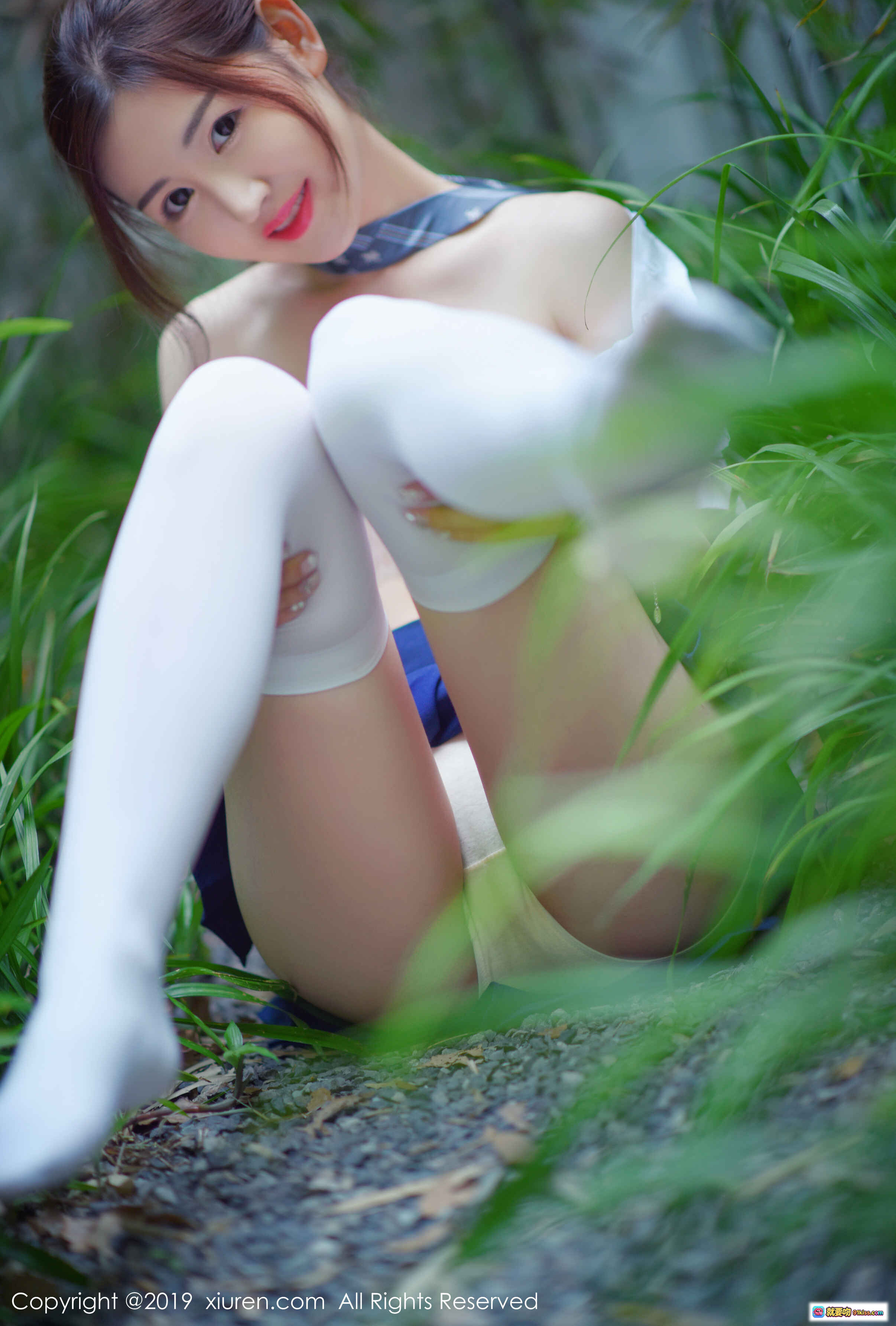 图片[3] - 沈梦瑶校园风写真｜蓝裙白袜少女坐姿｜自然绿植背景｜秀人网2019高清图集 - 就要吻