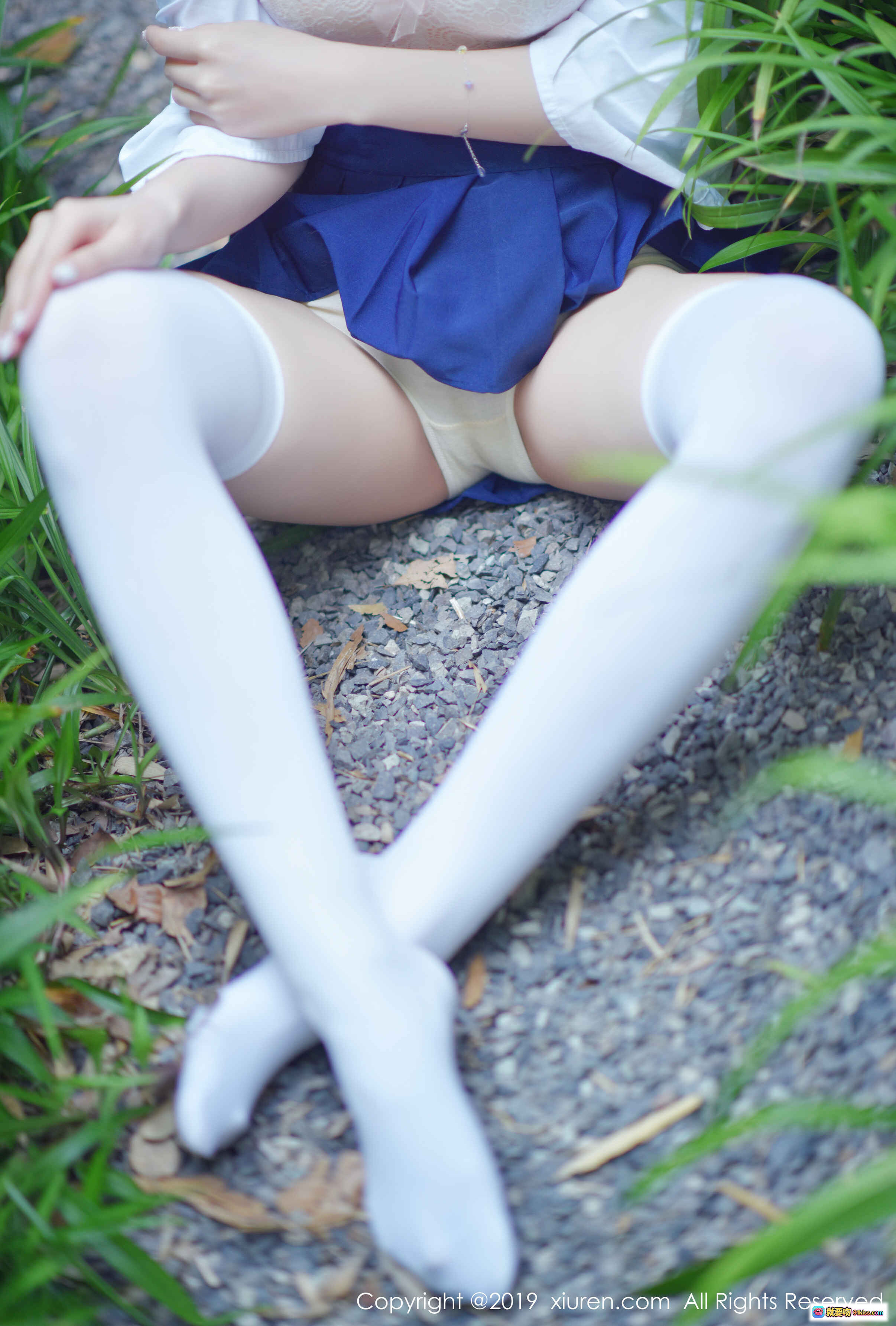 图片[10] - 沈梦瑶校园风写真｜蓝裙白袜少女坐姿｜自然绿植背景｜秀人网2019高清图集 - 就要吻