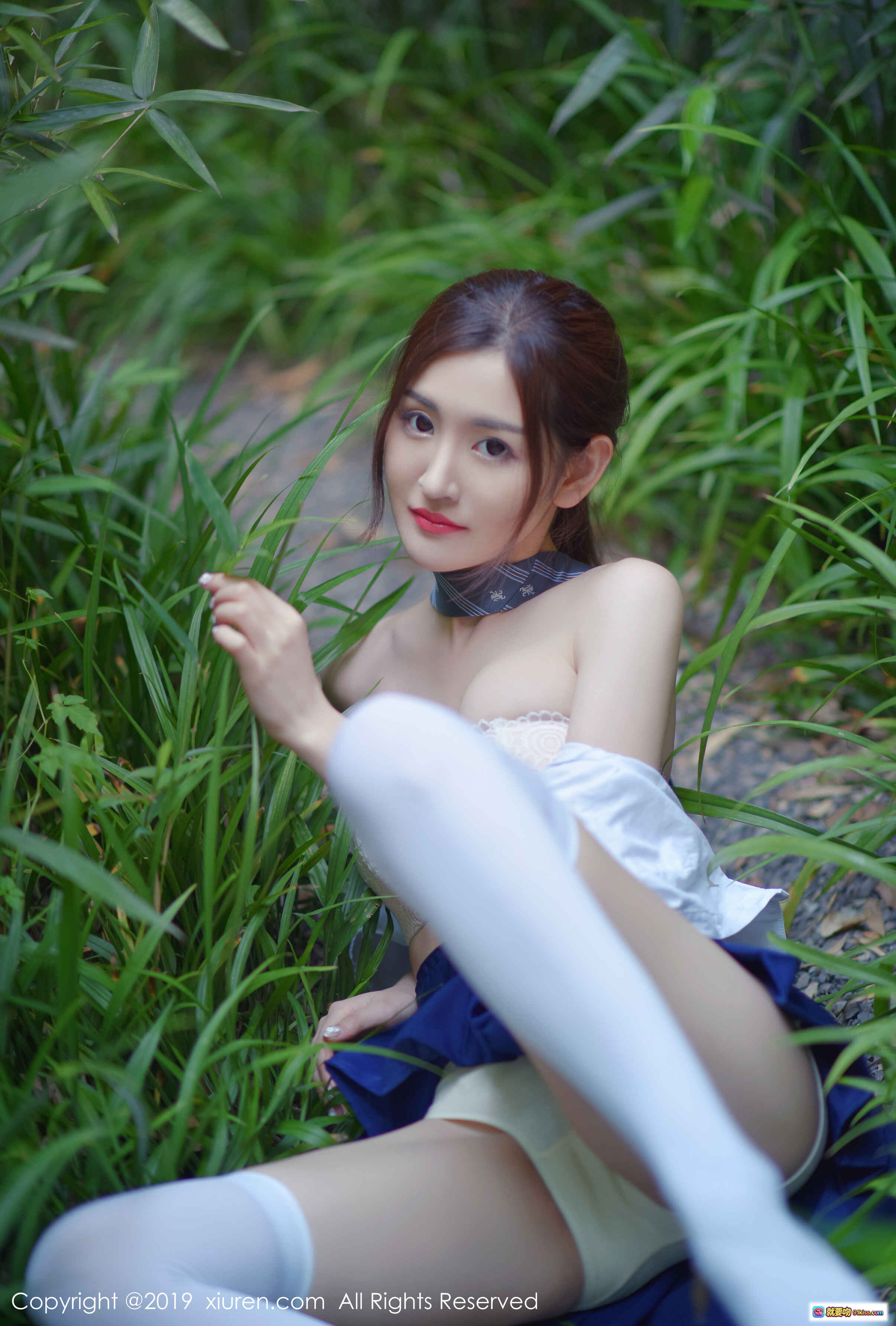 图片[6] - 沈梦瑶校园风写真｜蓝裙白袜少女坐姿｜自然绿植背景｜秀人网2019高清图集 - 就要吻