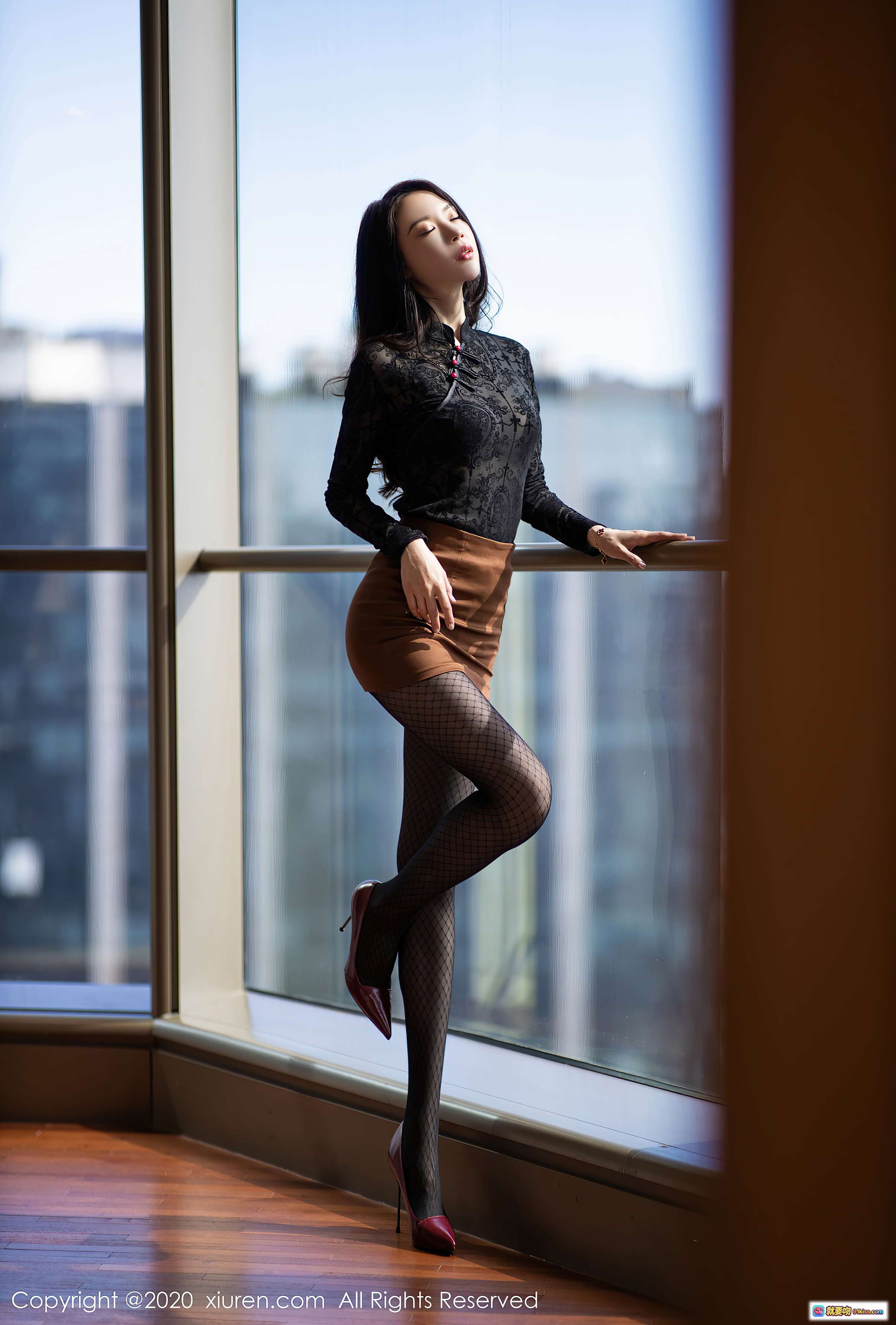 图片[8] - 梦心月黑蕾丝上衣+棕短裙+渔网袜+红高跟 美腿写真 | XIUREN秀人网2020.10.10 VOL.2634 - 就要吻