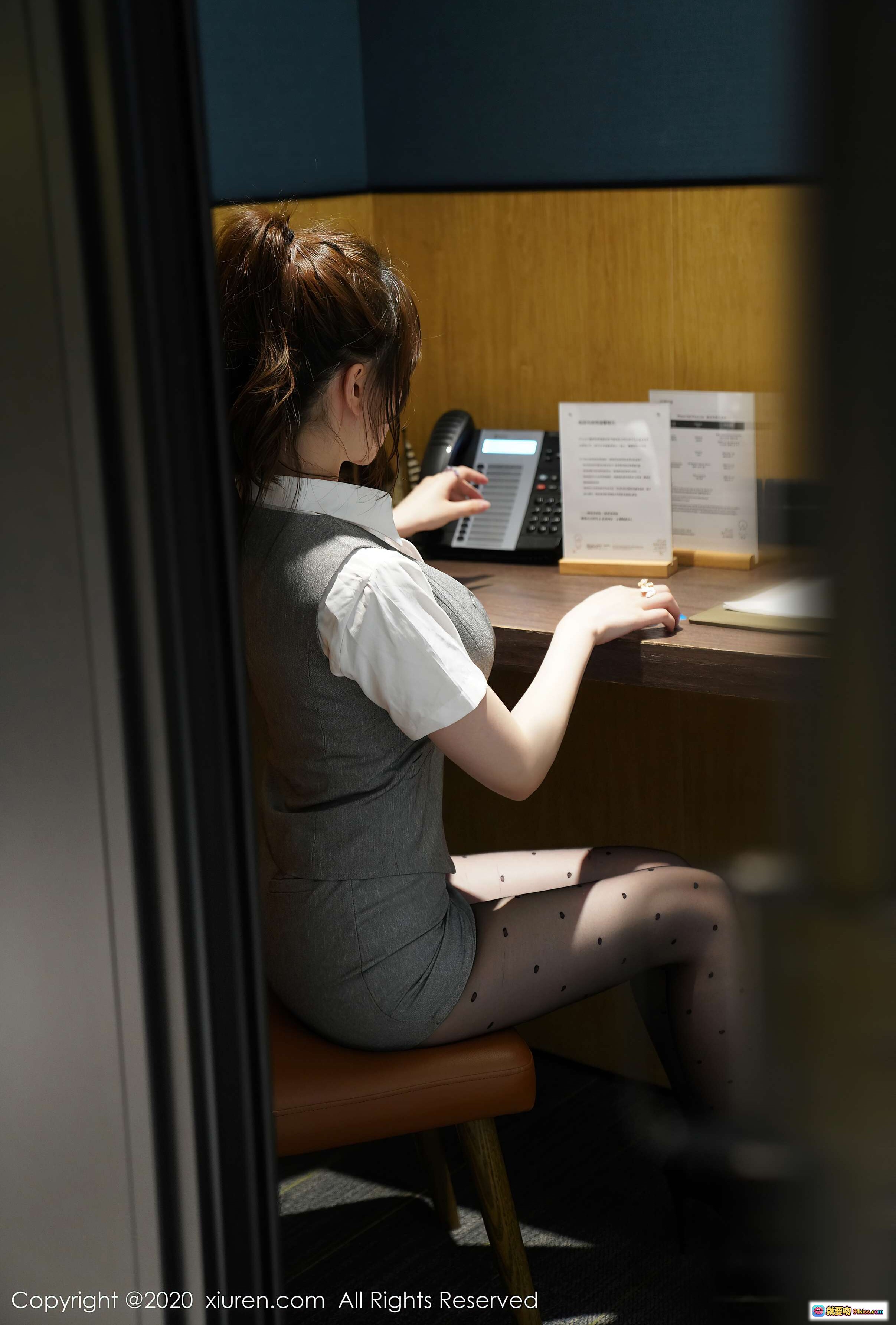 图片[10] - 糯美子Mini办公室写真 | 灰色套装+波点丝袜 | 木质隔间工作场景 | 秀人网2020精选图集 - 就要吻