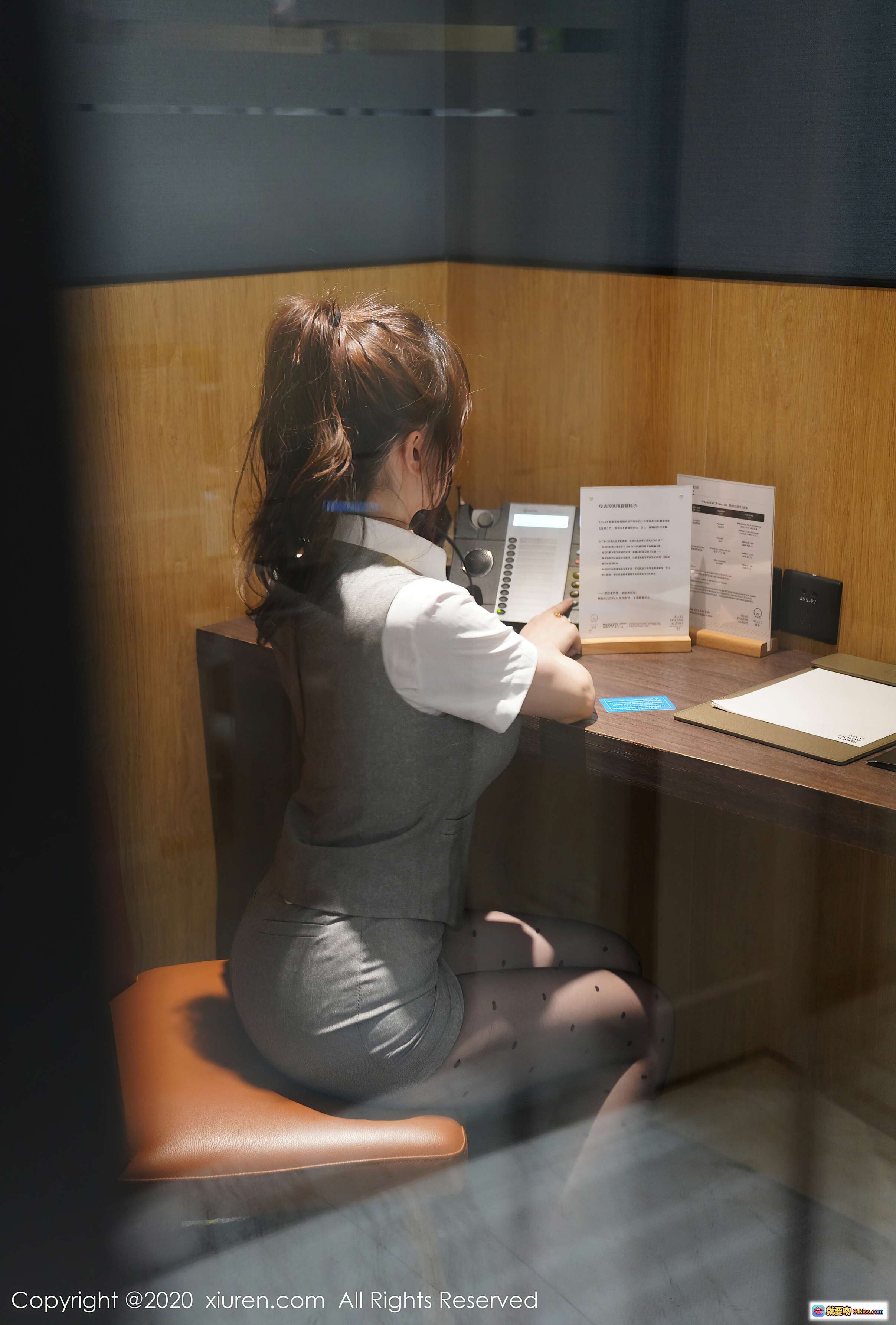 图片[1] - 糯美子Mini办公室写真 | 灰色套装+波点丝袜 | 木质隔间工作场景 | 秀人网2020精选图集 - 就要吻