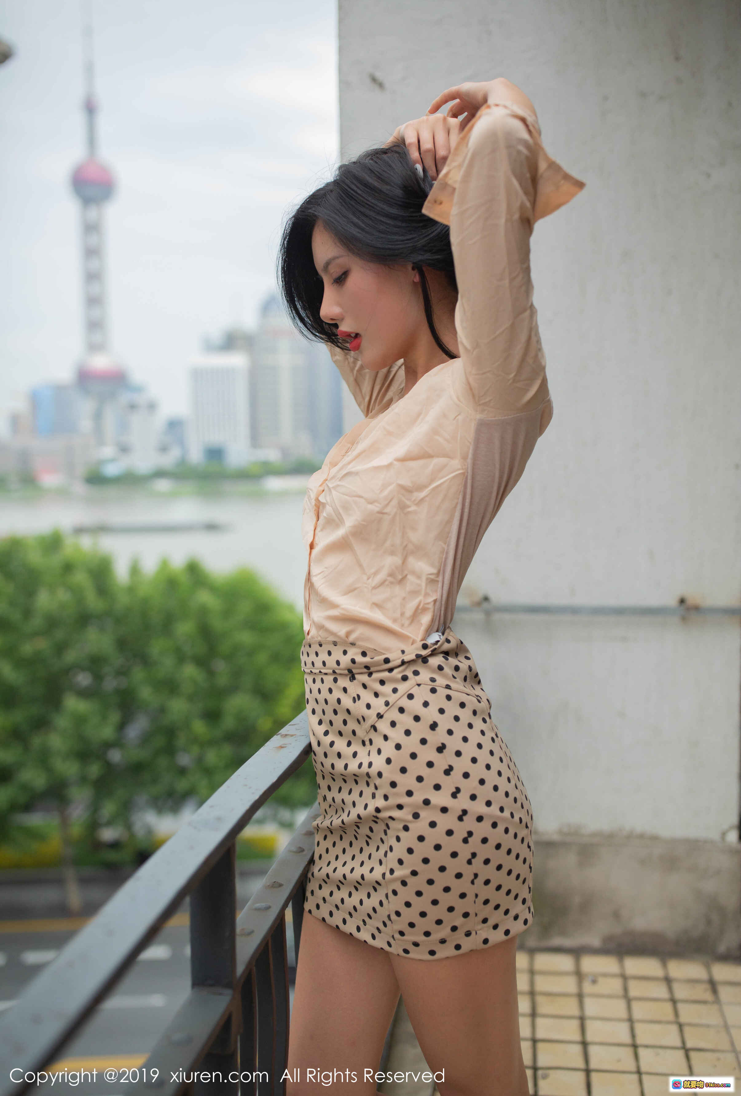 图片[9] - 阿朱优雅伸展身姿，上海东方明珠背景，波点短裙搭配米色上衣，阳台写真尽显都市女性魅力 - 就要吻