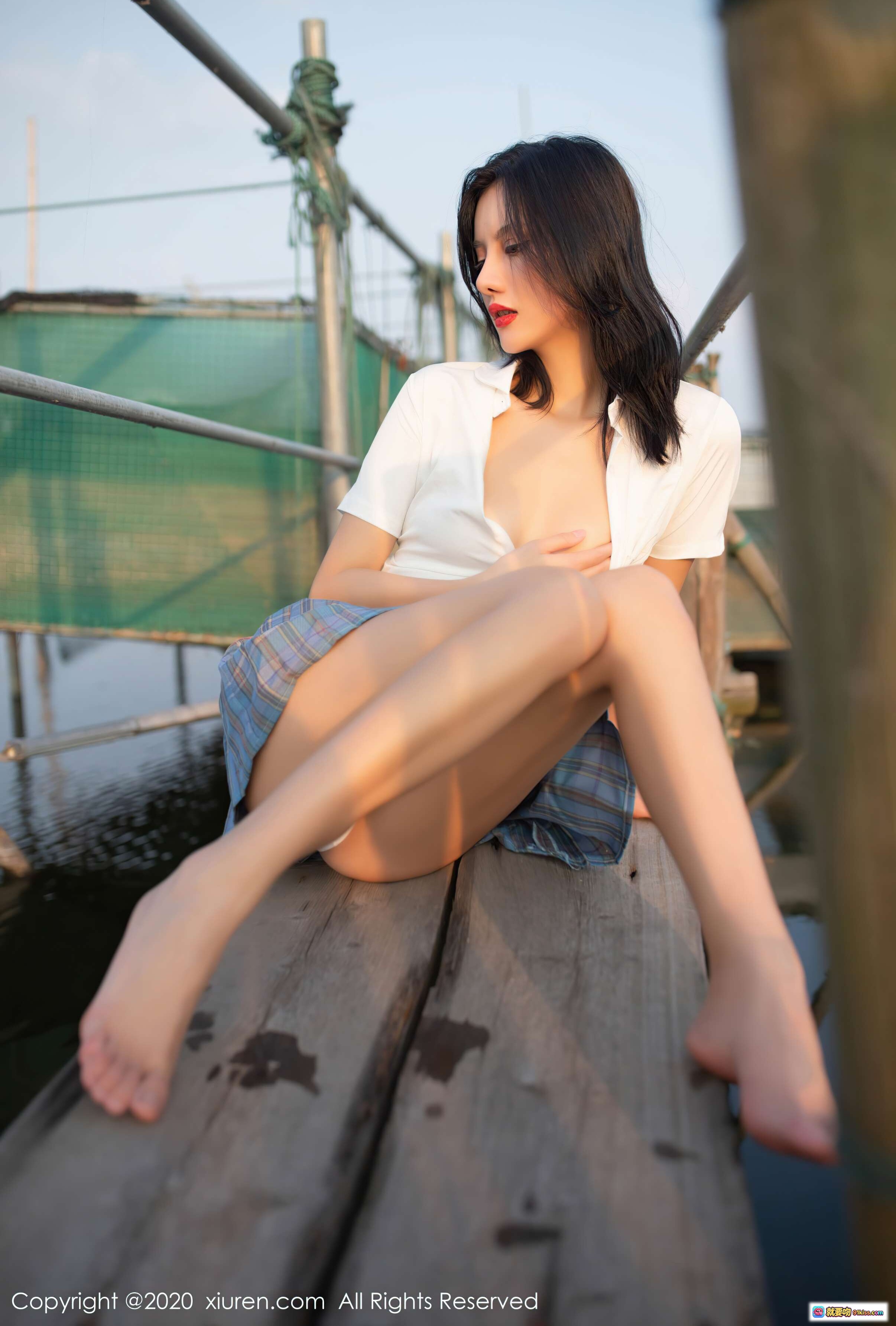 图片[8] - 阿朱性感写真 | 白衬衫格裙海边码头跪姿诱惑 | XIUREN秀人网2020.09.14 VOL.2558高清图集 - 就要吻