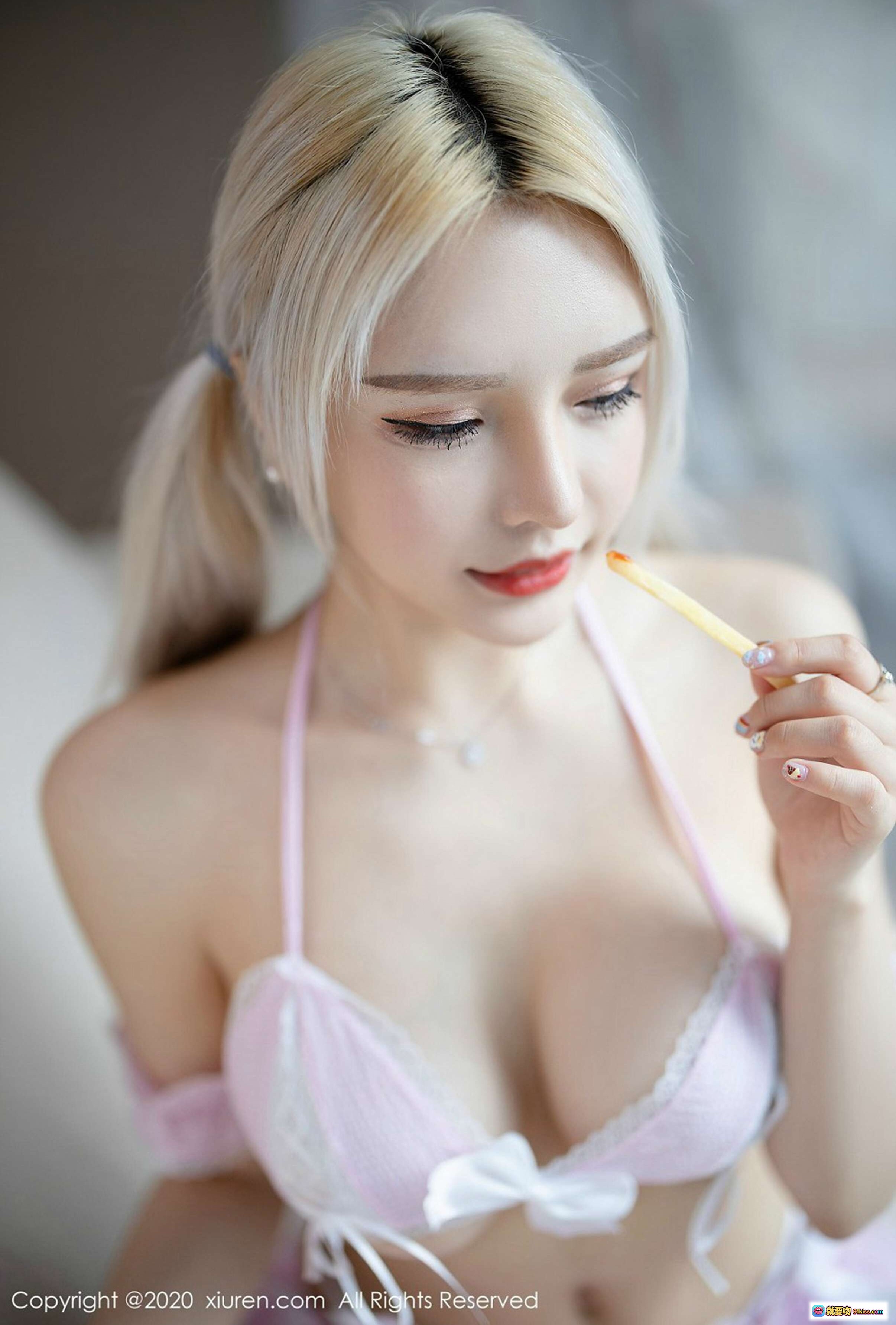 图片[2] - 淼淼小姐姐粉色蕾丝内衣写真 | 白丝美腿沙发私房照 | XIUREN秀人网2020.08.20 No.2467 - 就要吻