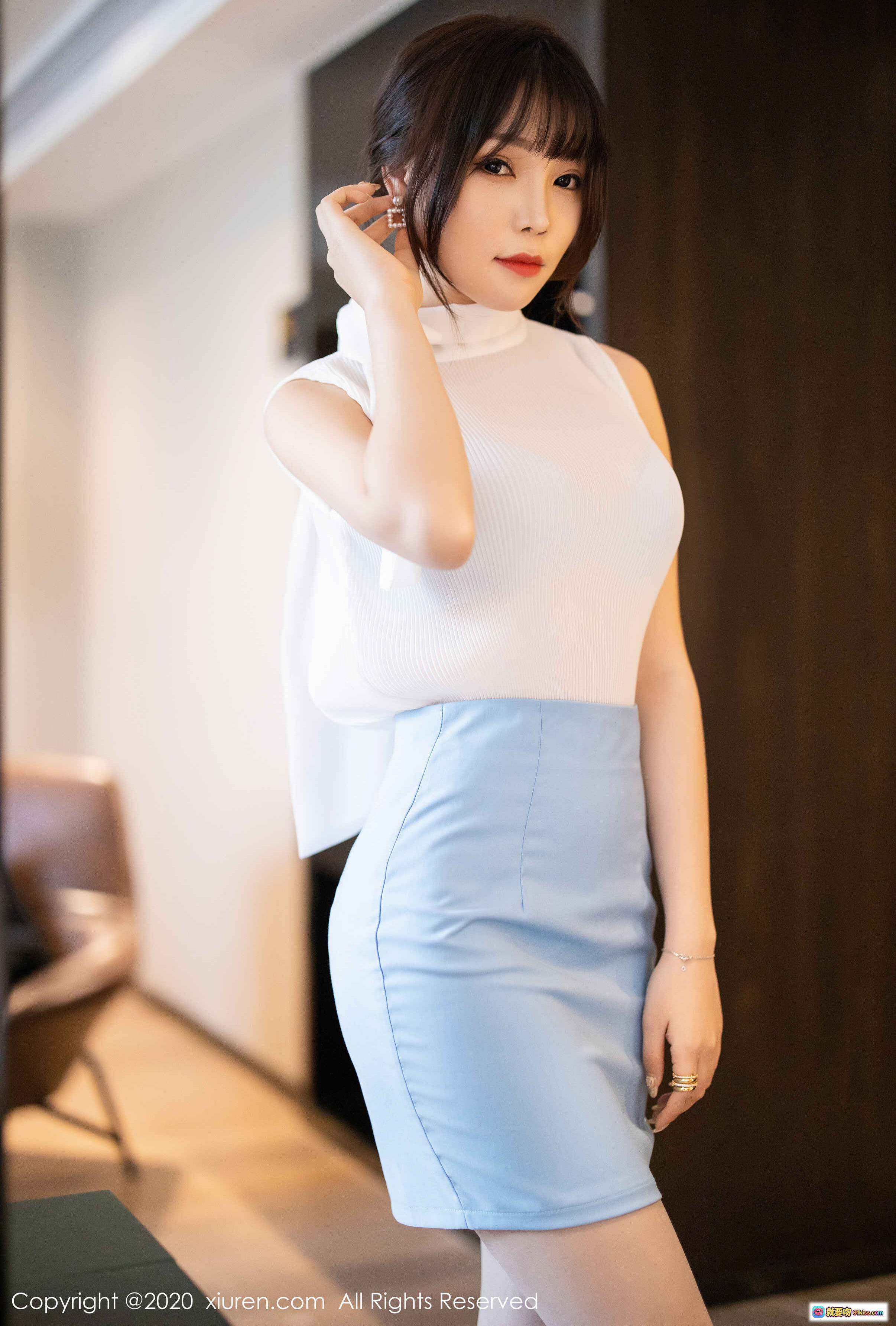 图片[6] - 芝芝Booty性感写真 | 白衬衫蓝短裤高跟鞋床上姿势 | XIUREN秀人网2020.03.27 No.2107 - 就要吻