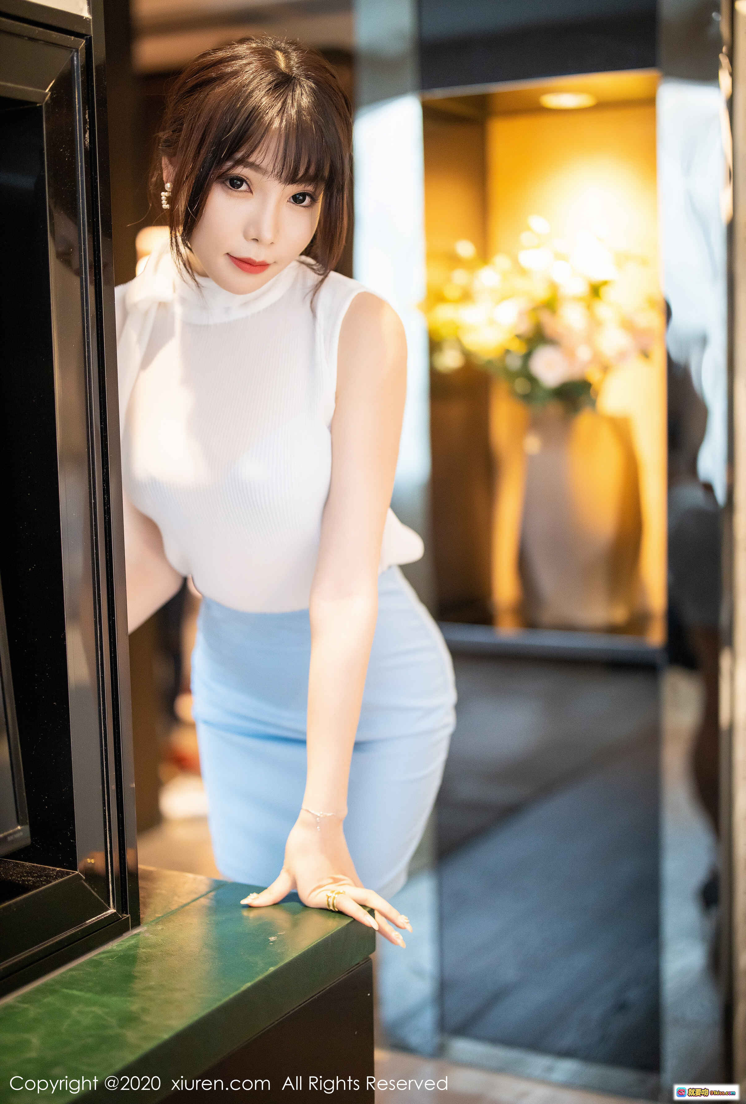 图片[8] - 芝芝Booty性感写真 | 白衬衫蓝短裤高跟鞋床上姿势 | XIUREN秀人网2020.03.27 No.2107 - 就要吻