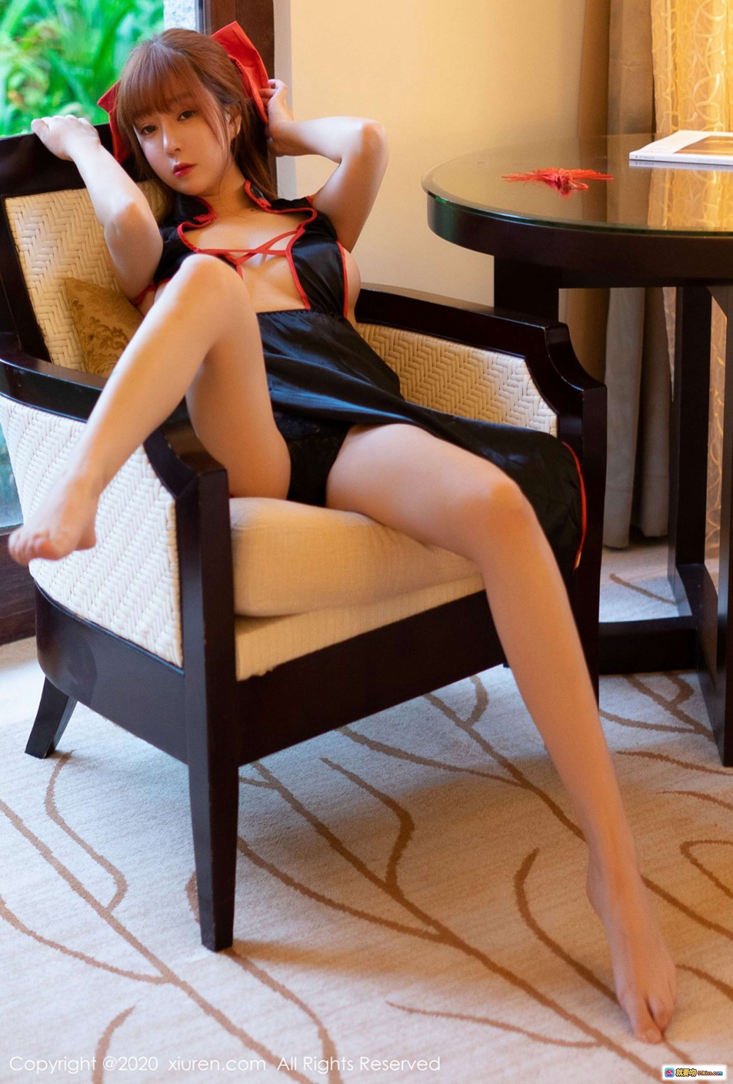 图片[5] - 王雨纯性感写真：红黑女仆装+美腿翘臀+室内窗边私房照+秀人网2020精选 - 就要吻