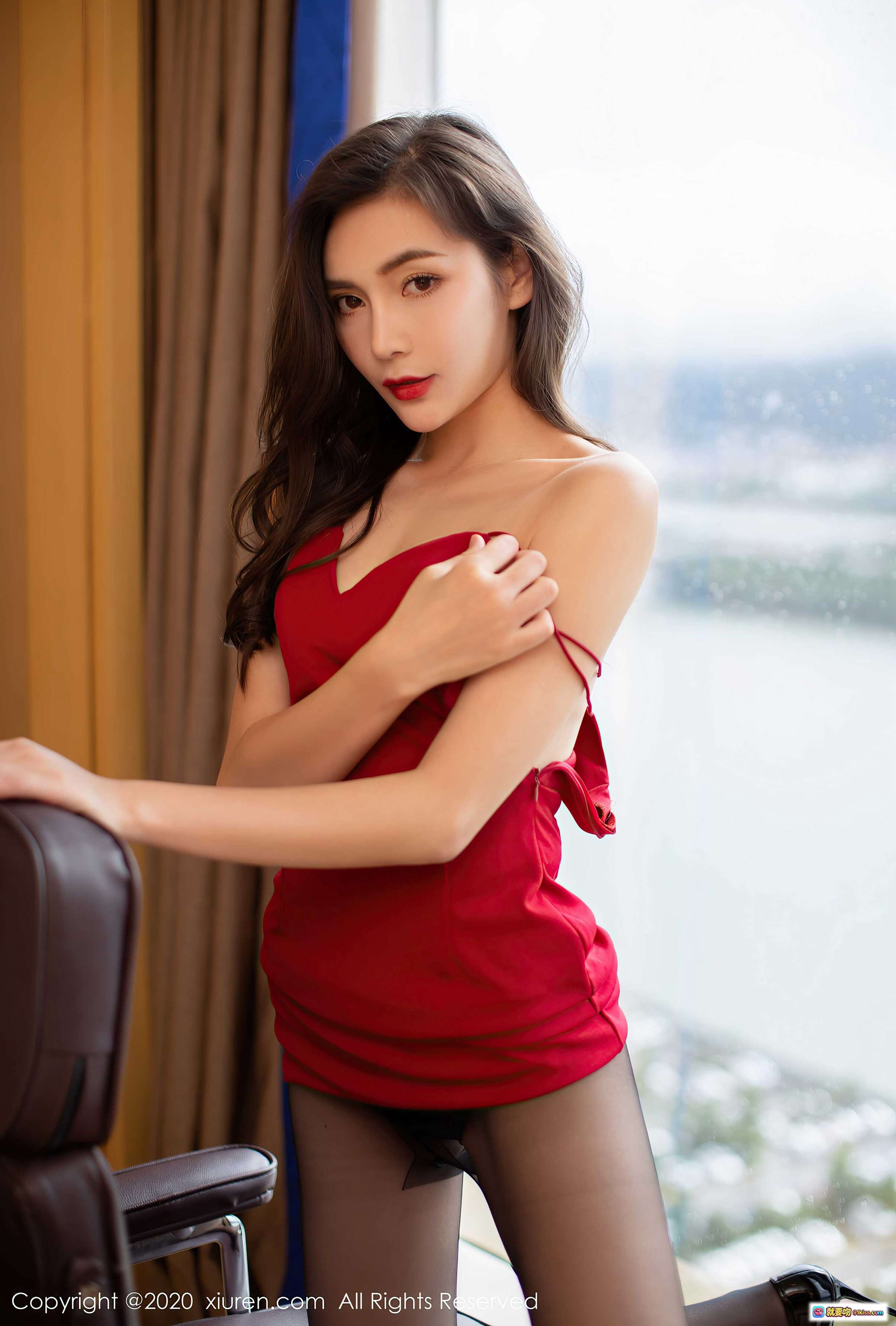 图片[8] - 夏玥红色吊带裙性感写真 | 丝袜美腿室内私房照 | XIUREN秀人网2020.07.27 No.2369 - 就要吻