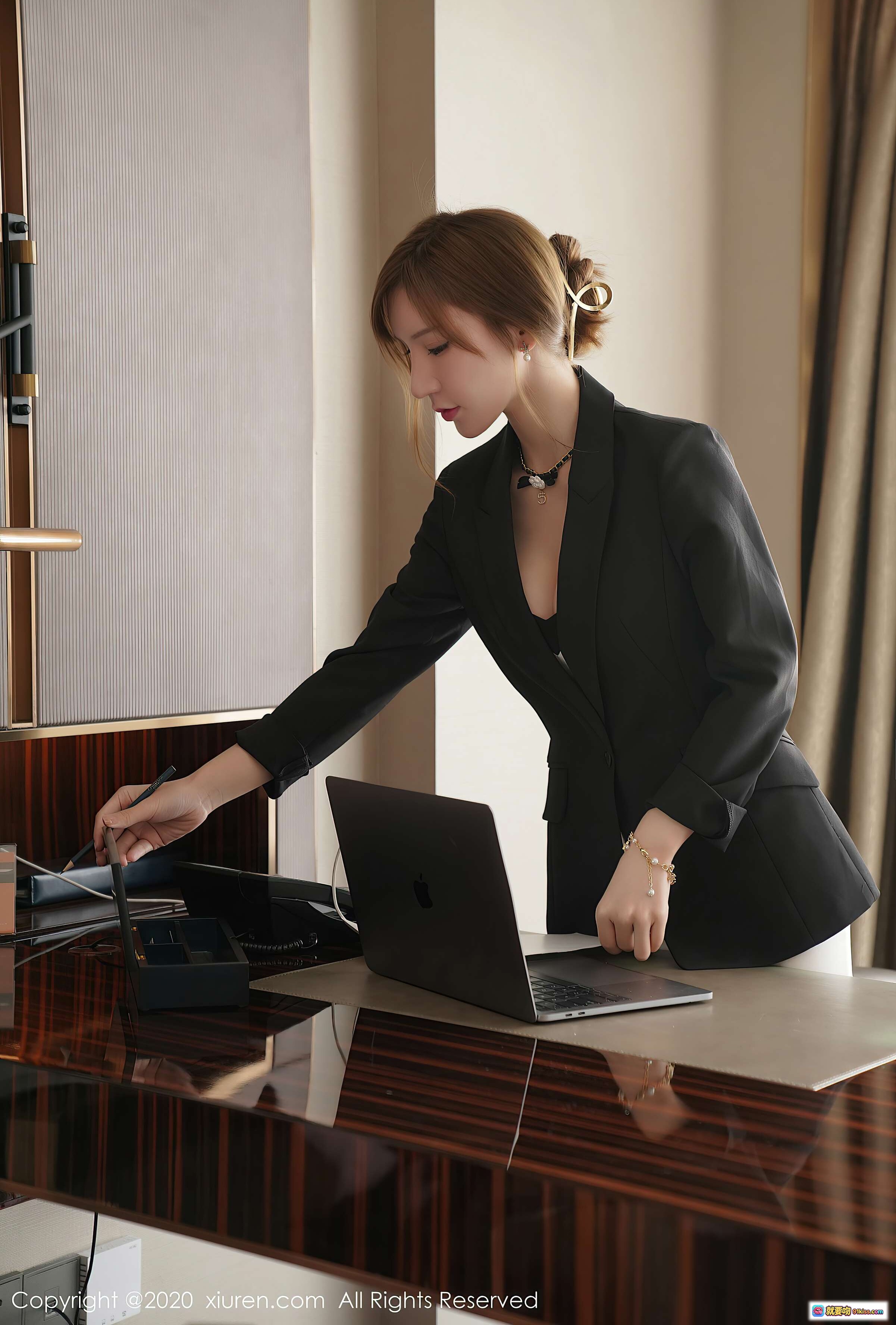 图片[6] - 周于希Sandy酒店前台电话互动场景｜优雅手部特写｜PRIMUS HOTEL细节呈现｜精致珍珠手链点缀｜商务氛围感十足 - 就要吻