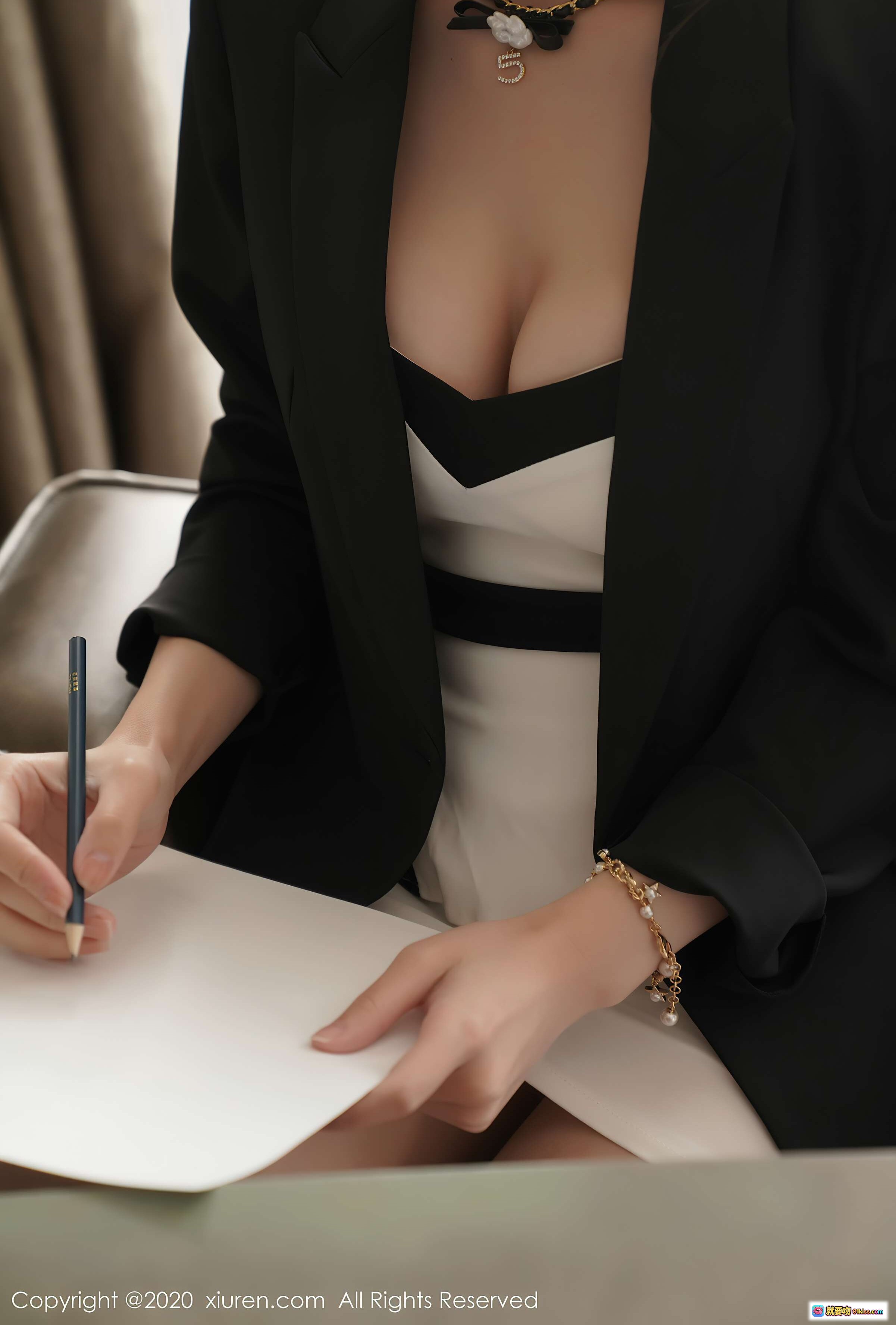 图片[9] - 周于希Sandy酒店前台电话互动场景｜优雅手部特写｜PRIMUS HOTEL细节呈现｜精致珍珠手链点缀｜商务氛围感十足 - 就要吻