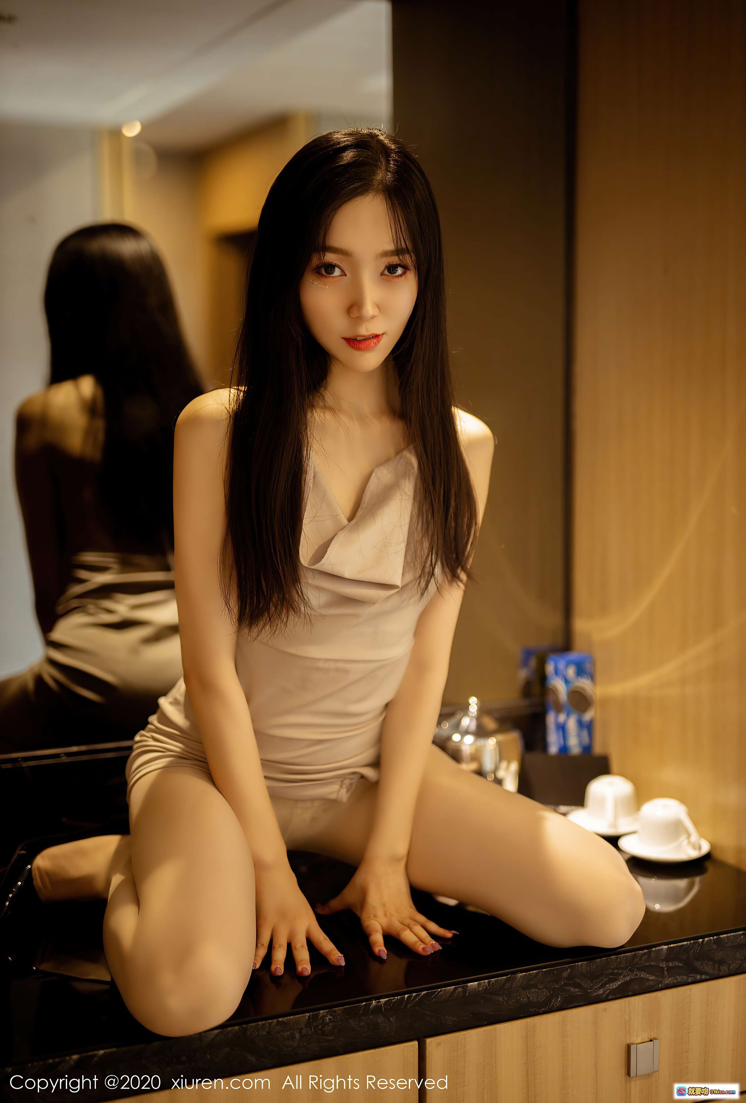 图片[4] - 九千柒柒优雅坐姿写真｜米色吊带短裙搭配丝袜美腿｜室内镜前私房摄影｜秀人网2020高清图集 - 就要吻