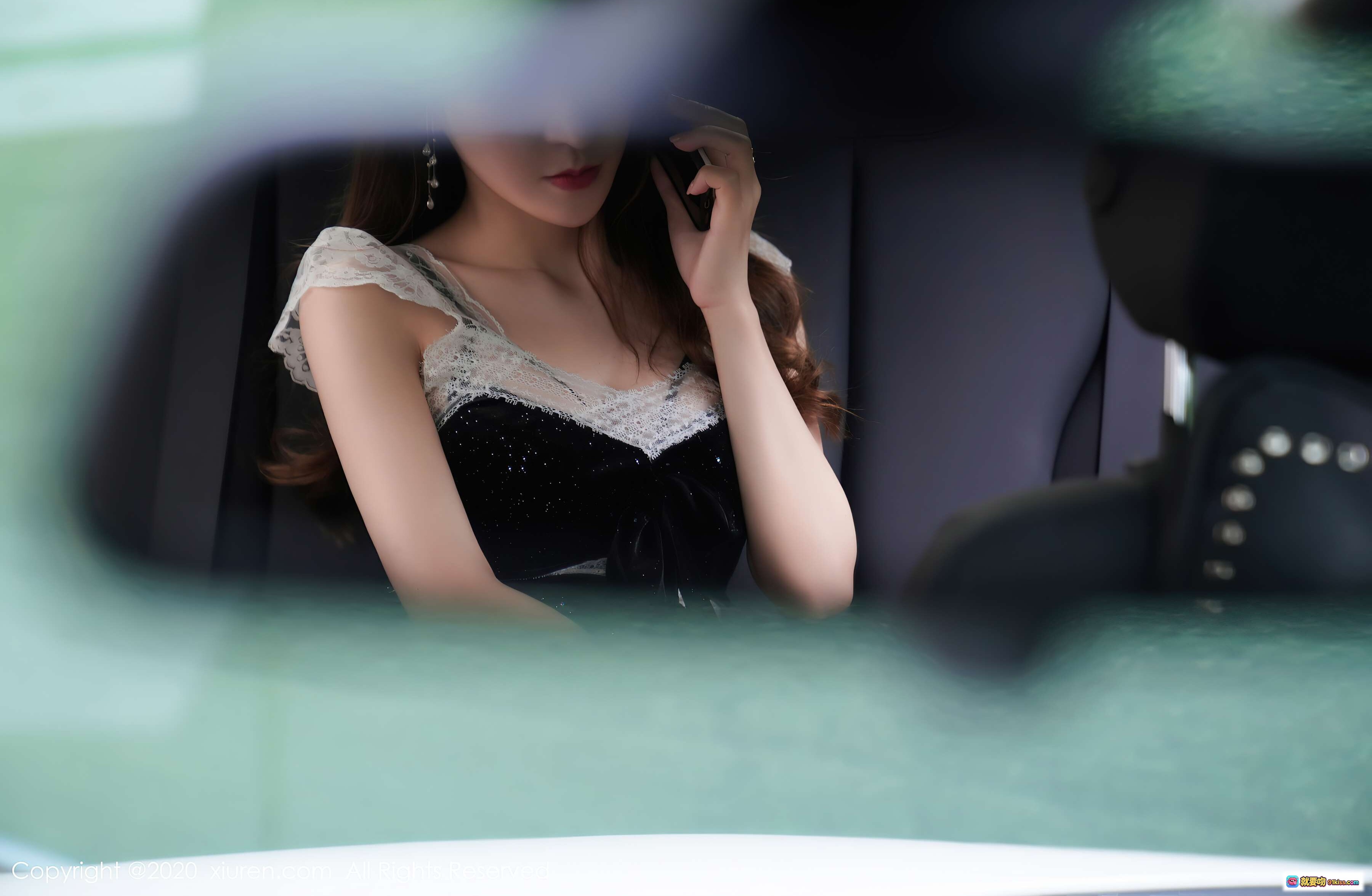 图片[1] - 周于希Sandy车内优雅写真｜黑裙蕾丝性感造型｜秀人网2020.11.27 VOL.2832高清图集 - 就要吻