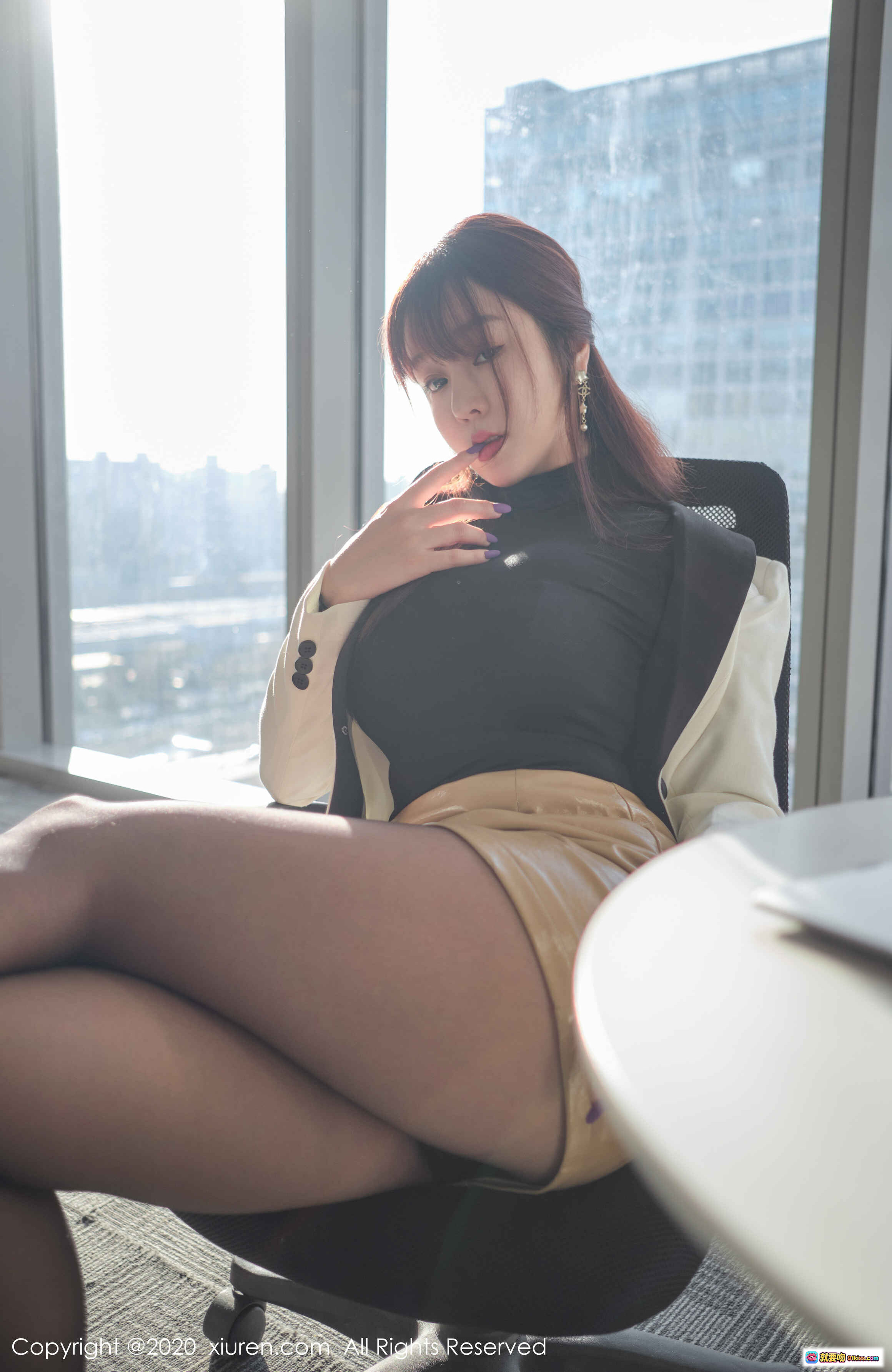 图片[3] - 王雨纯办公室写真 | 白色西装搭配黑丝美腿 | 都市高楼窗景 | 秀人网2020高清图集 - 就要吻