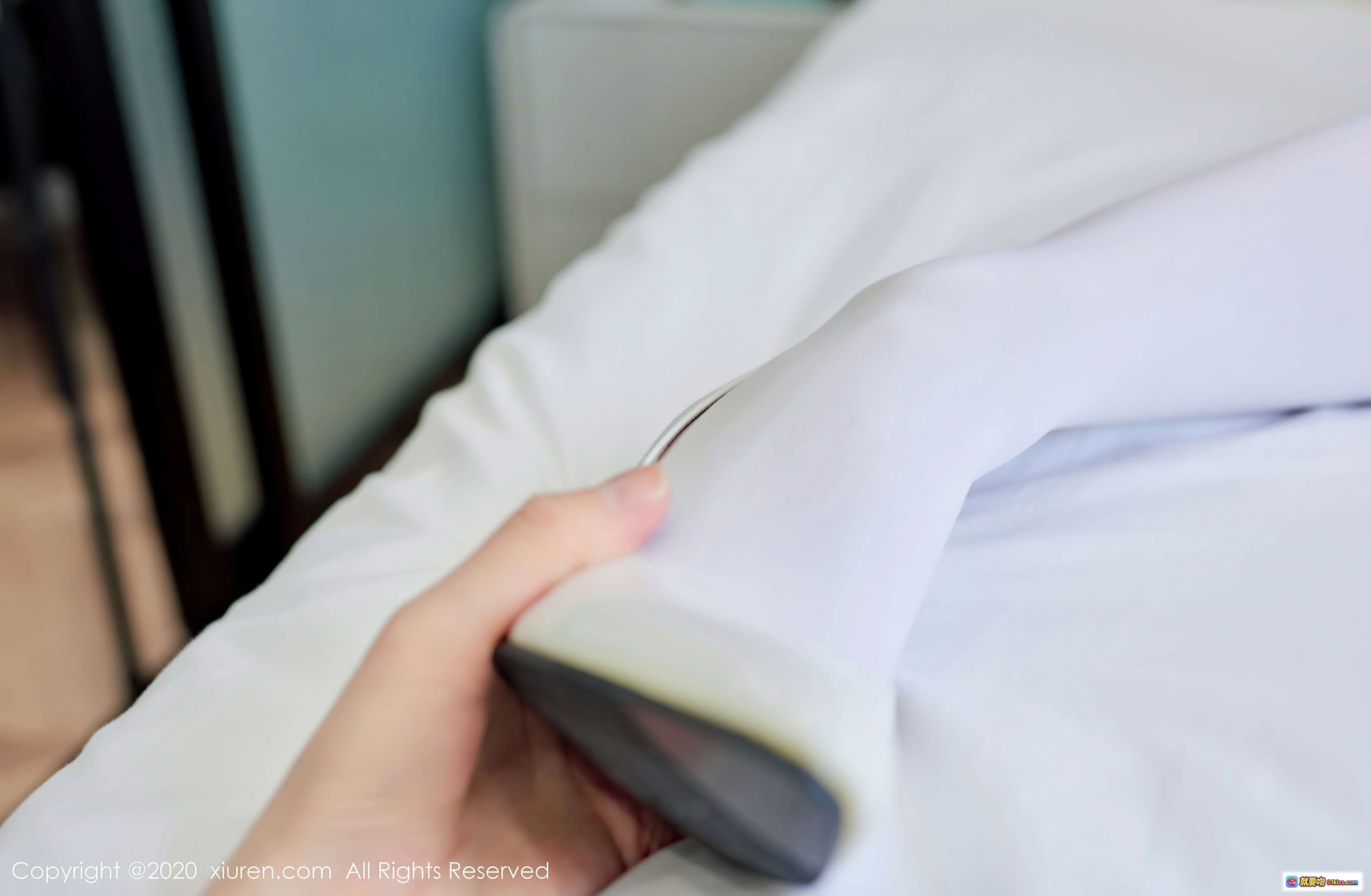 图片[6] - 范京宜白丝美腿特写｜XIUREN秀人网2020.11.17 VOL.2789高清写真｜温柔床拍手握足踝氛围感 - 就要吻