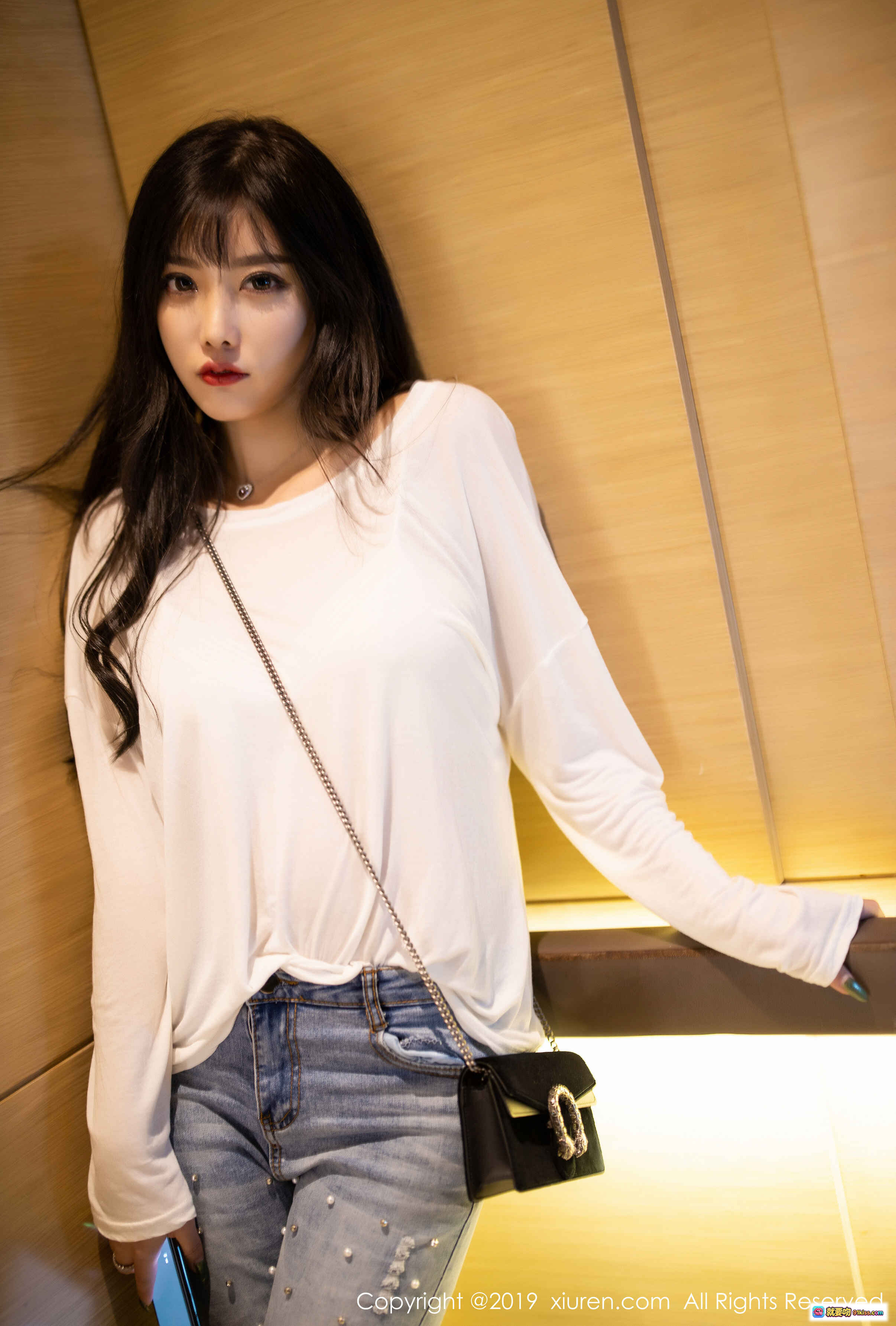 图片[10] - 杨晨晨sugar性感写真 | 白色露肩上衣+浅蓝紧身牛仔裤+高跟鞋走廊回眸 | XIUREN秀人网2019.10.22 No.1746 - 就要吻
