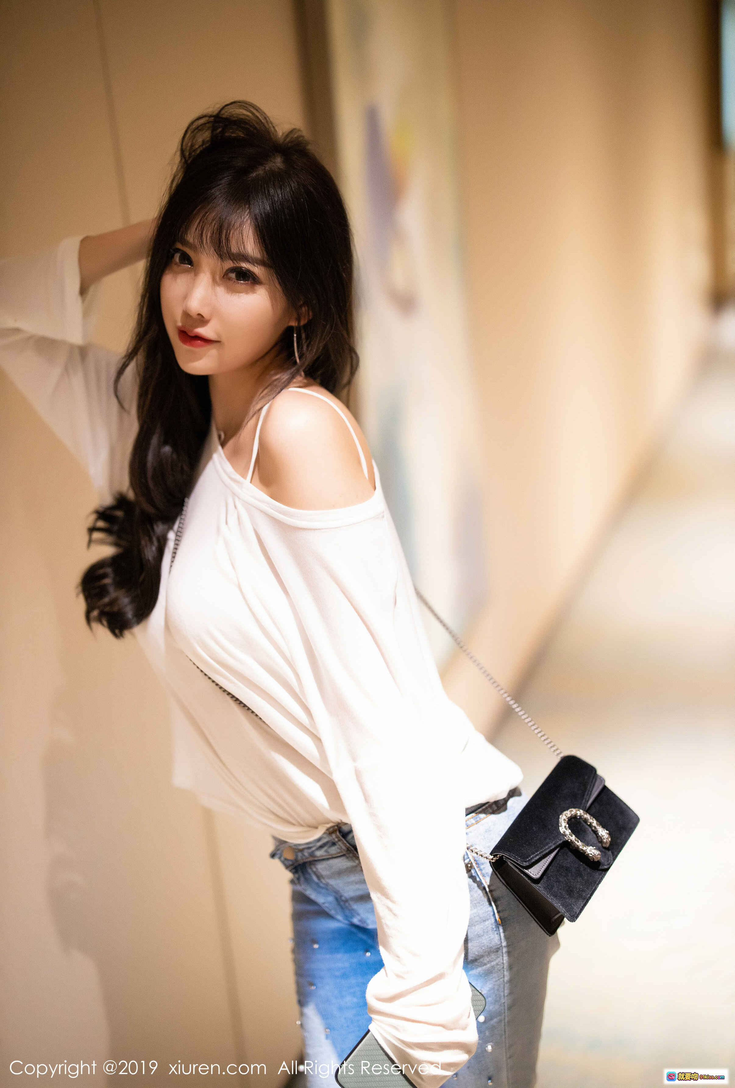 图片[8] - 杨晨晨sugar性感写真 | 白色露肩上衣+浅蓝紧身牛仔裤+高跟鞋走廊回眸 | XIUREN秀人网2019.10.22 No.1746 - 就要吻