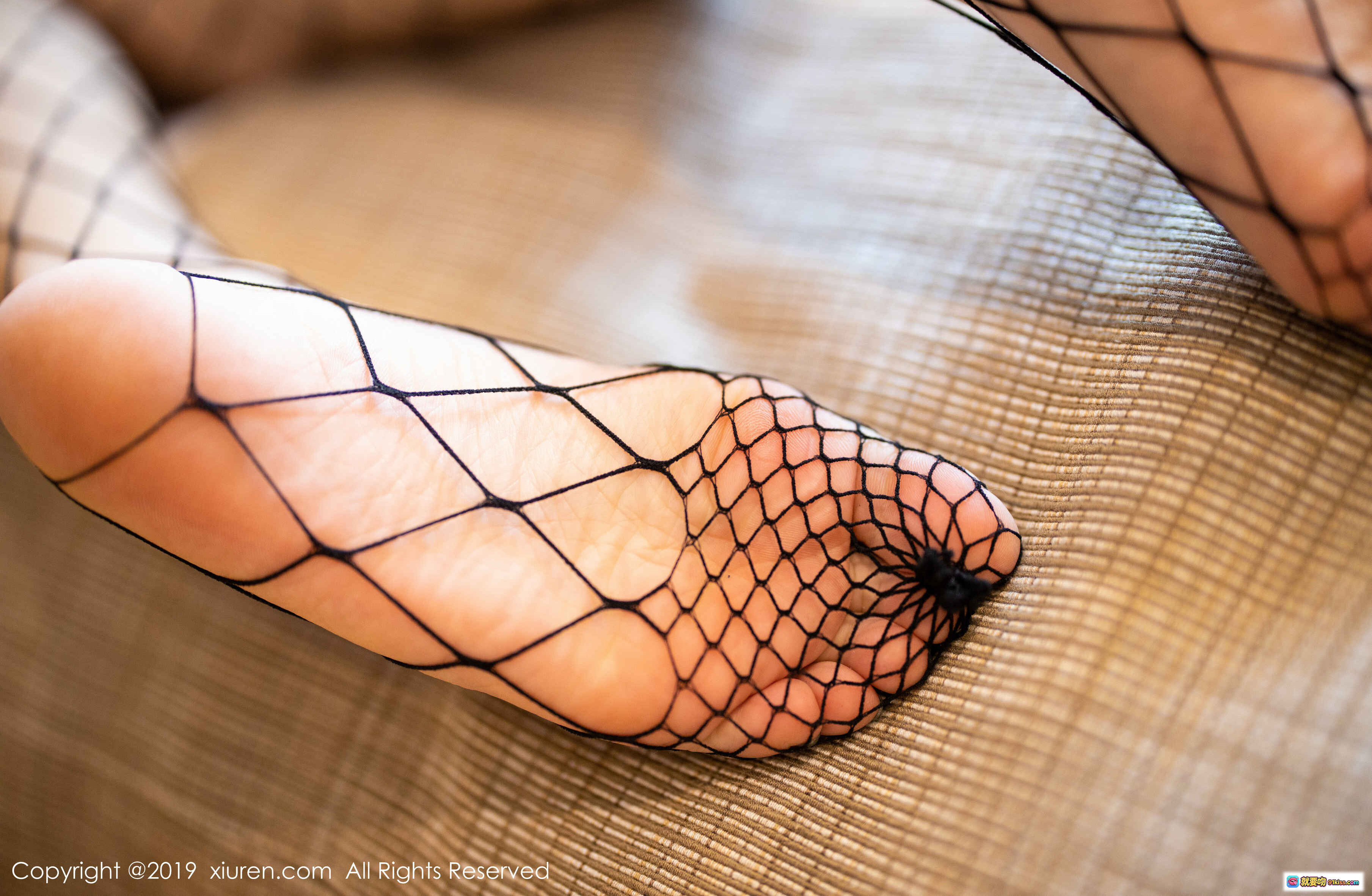 图片[5] - 杨晨晨sugar性感写真 | 白色露肩上衣+浅蓝紧身牛仔裤+高跟鞋走廊回眸 | XIUREN秀人网2019.10.22 No.1746 - 就要吻