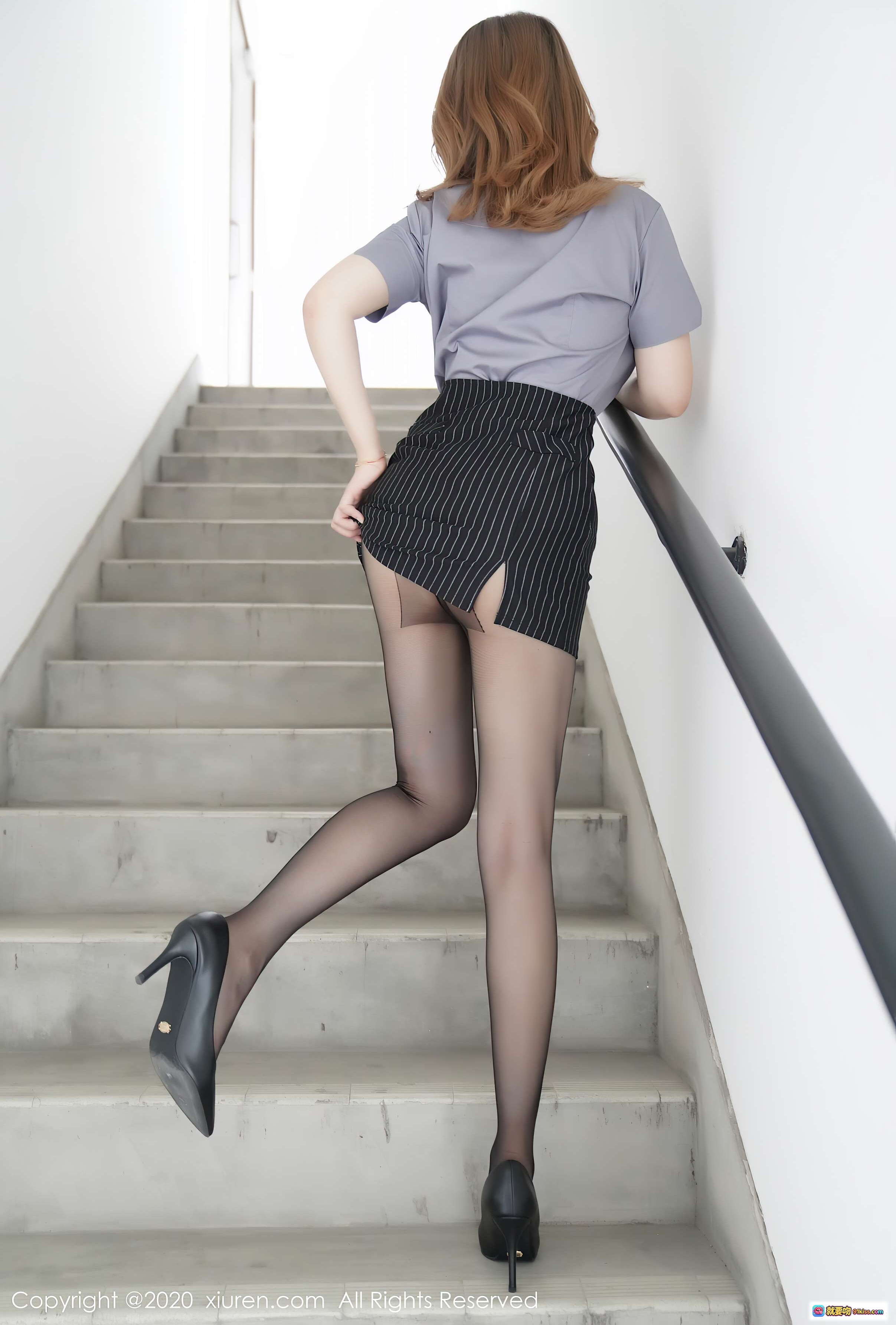 图片[8] - 周大萌灰色衬衫黑条纹短裙性感写真 | XIUREN秀人网2020.10.15 VOL.2656高清图集 - 就要吻