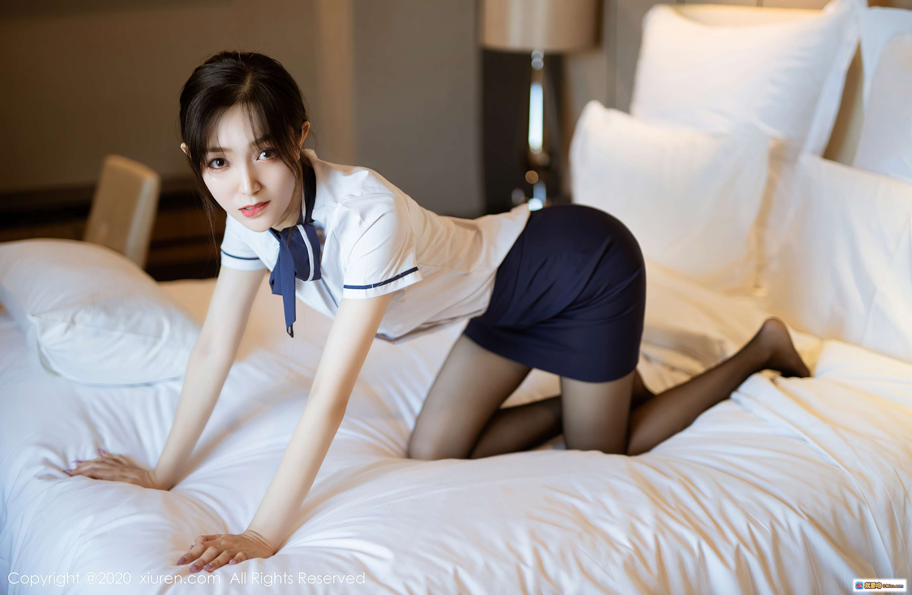 图片[3] - 九千柒柒优雅坐姿写真｜白色衬衫深蓝短裙黑丝高跟｜酒店床品背景柔光人像｜XIUREN秀人网2020.11.04 VOL.2735 - 就要吻