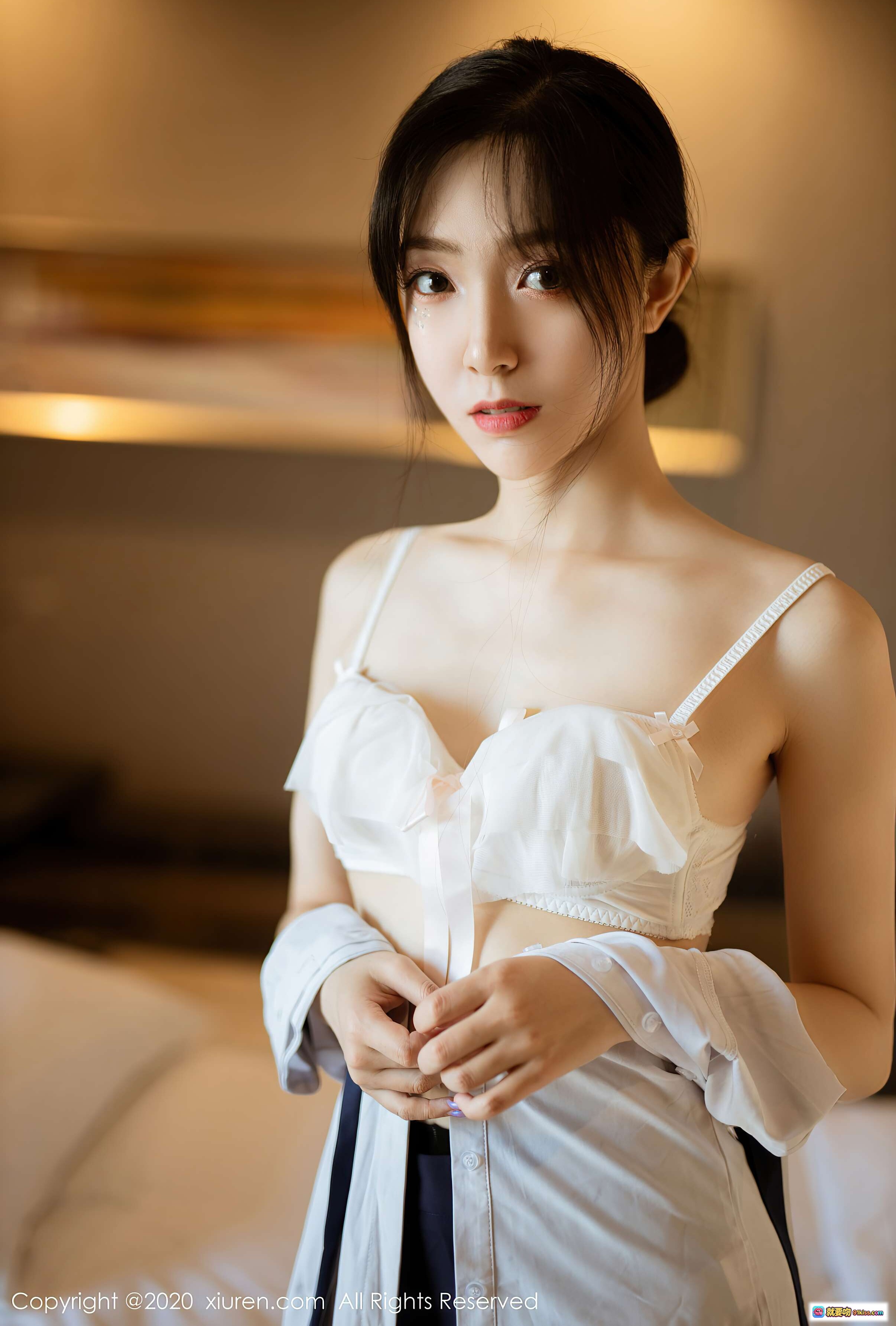 图片[8] - 九千柒柒优雅坐姿写真｜白色衬衫深蓝短裙黑丝高跟｜酒店床品背景柔光人像｜XIUREN秀人网2020.11.04 VOL.2735 - 就要吻