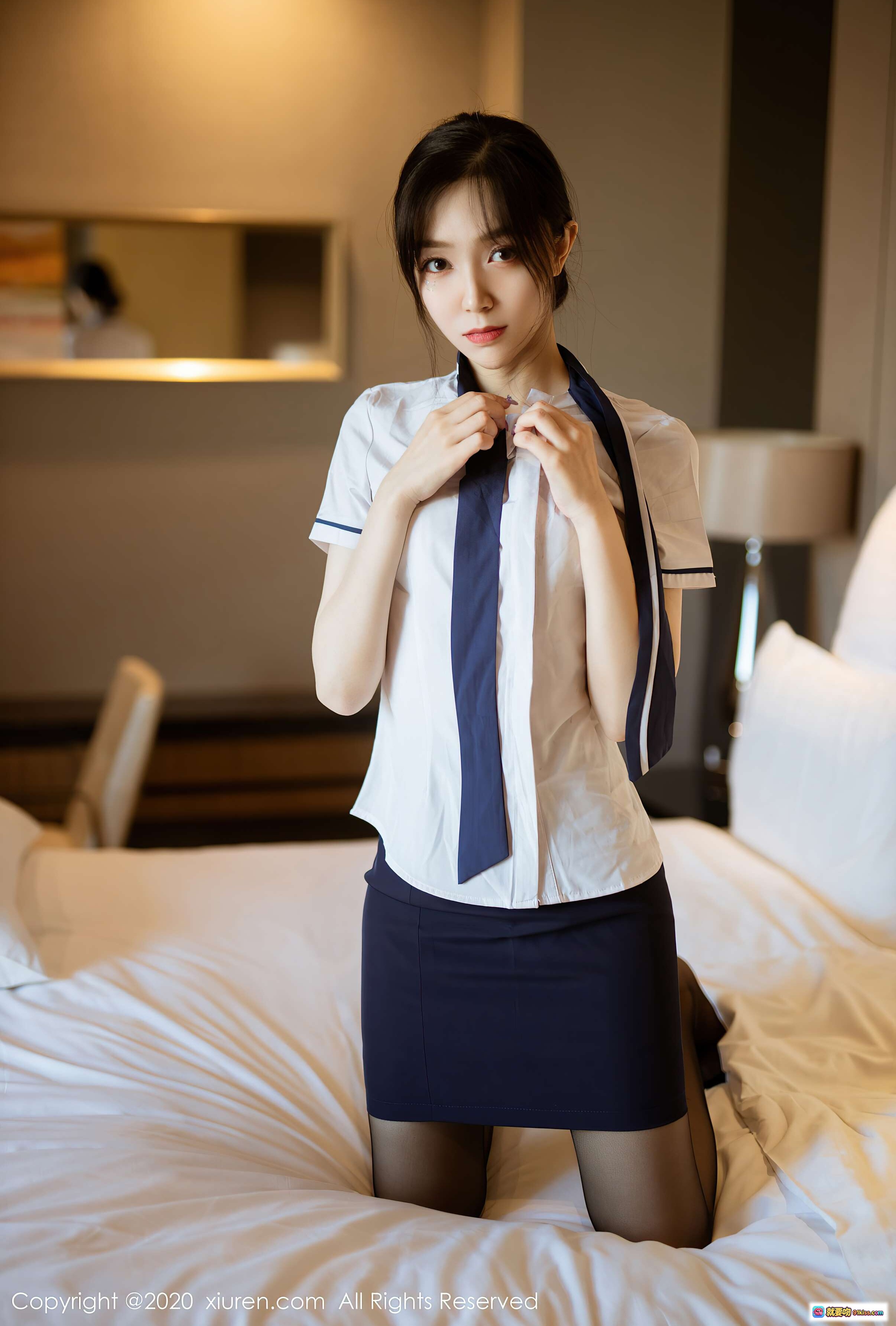 图片[4] - 九千柒柒优雅坐姿写真｜白色衬衫深蓝短裙黑丝高跟｜酒店床品背景柔光人像｜XIUREN秀人网2020.11.04 VOL.2735 - 就要吻