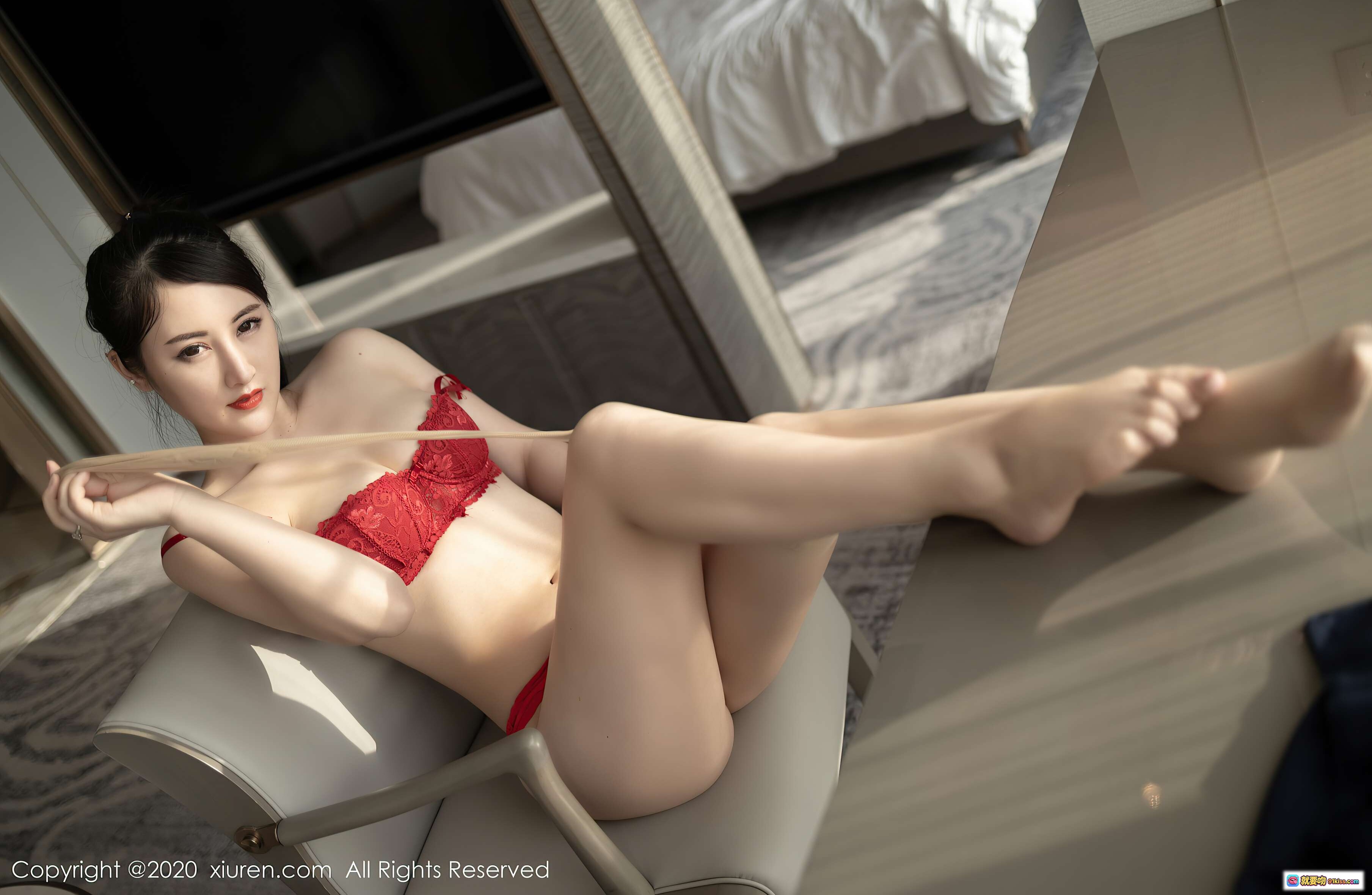 图片[2] - 诗诗kiki优雅花衬衫写真｜清新蓝白印花短袖搭配红腰带｜室内柔光人像摄影｜秀人网2020精选图集 - 就要吻