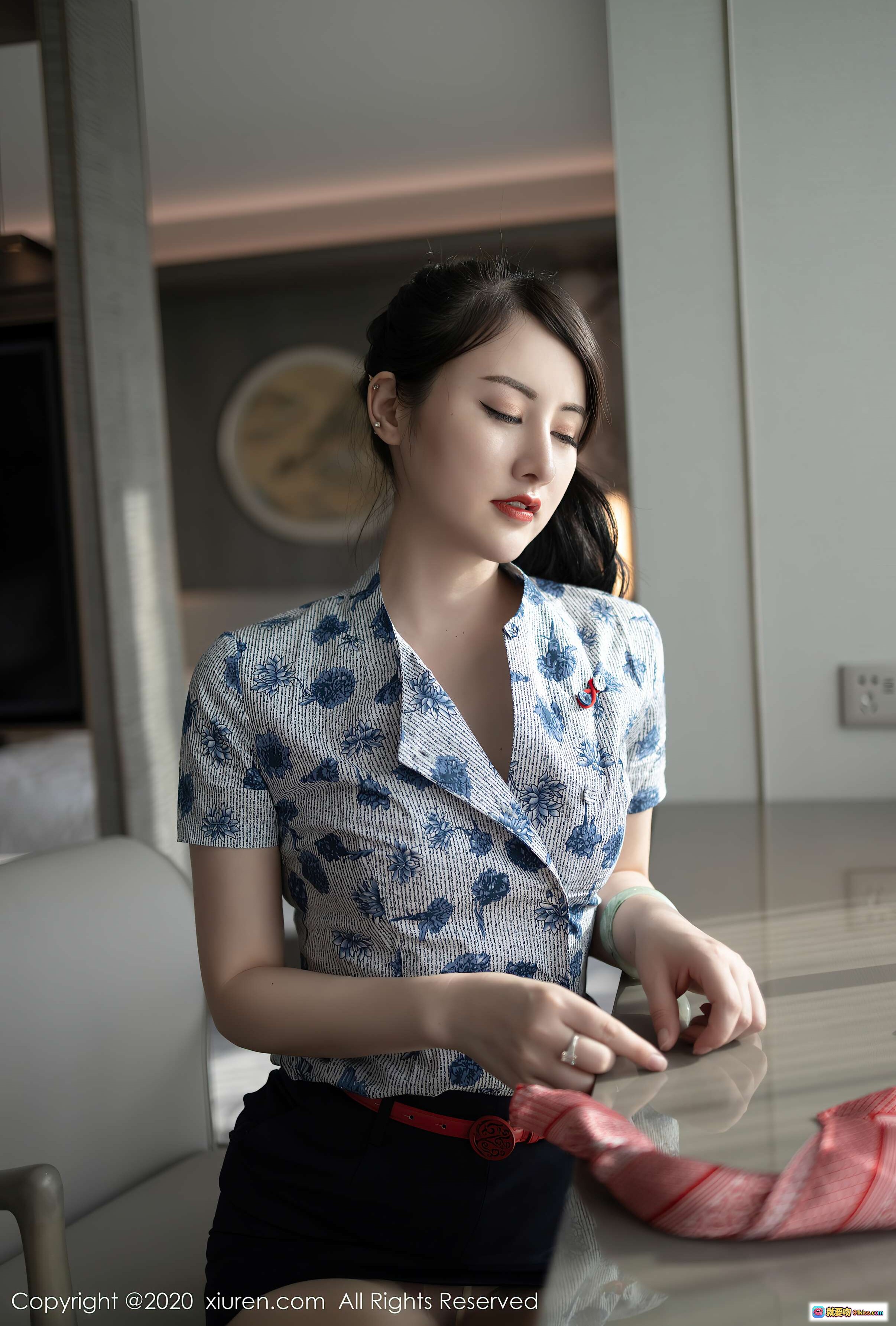 图片[1] - 诗诗kiki优雅花衬衫写真｜清新蓝白印花短袖搭配红腰带｜室内柔光人像摄影｜秀人网2020精选图集 - 就要吻