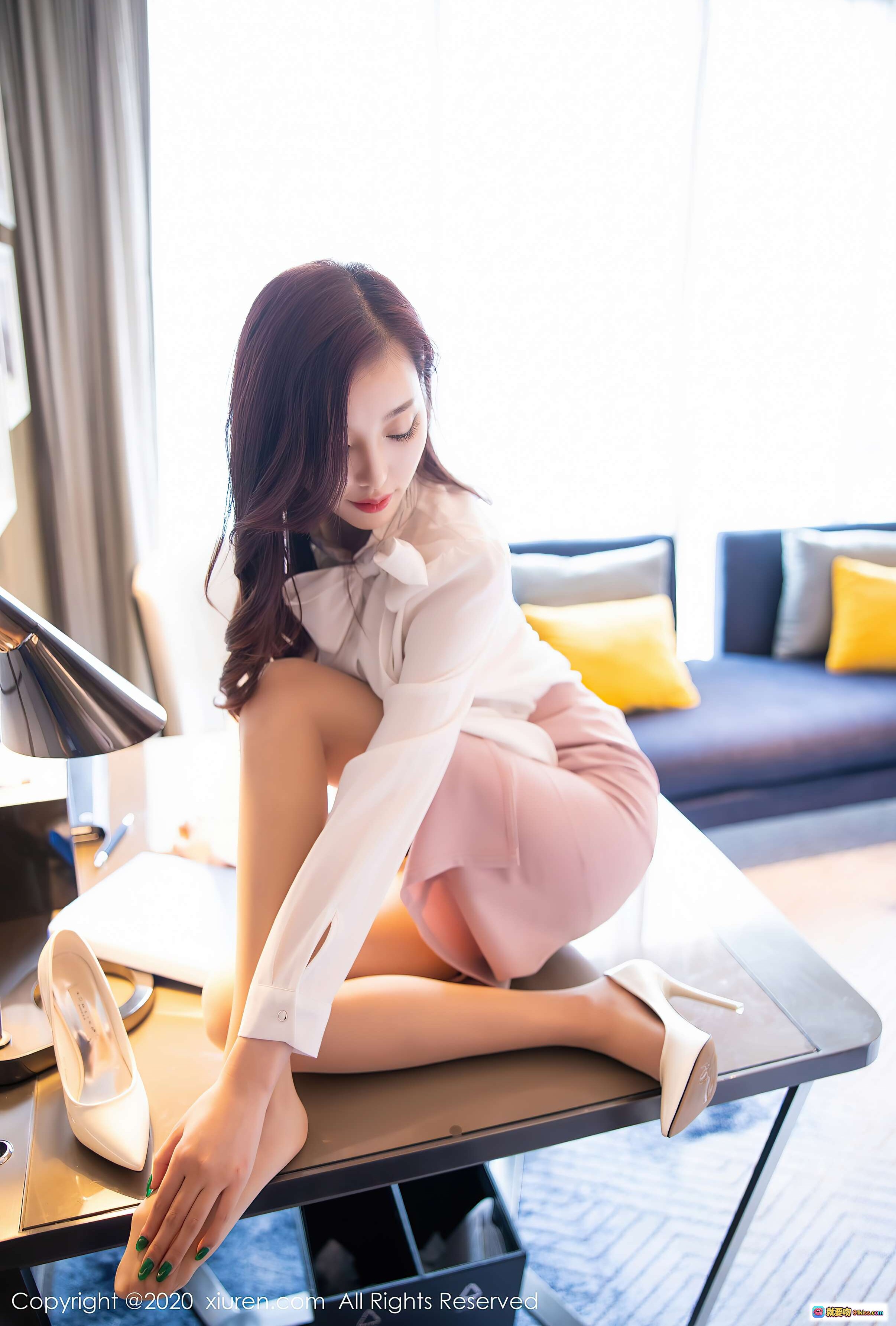 图片[9] - 杨晨晨sugar优雅职场风写真｜白色衬衫粉色包臀裙高跟鞋｜室内办公场景清新自然光｜秀人网2020.08.11 No.2431 - 就要吻
