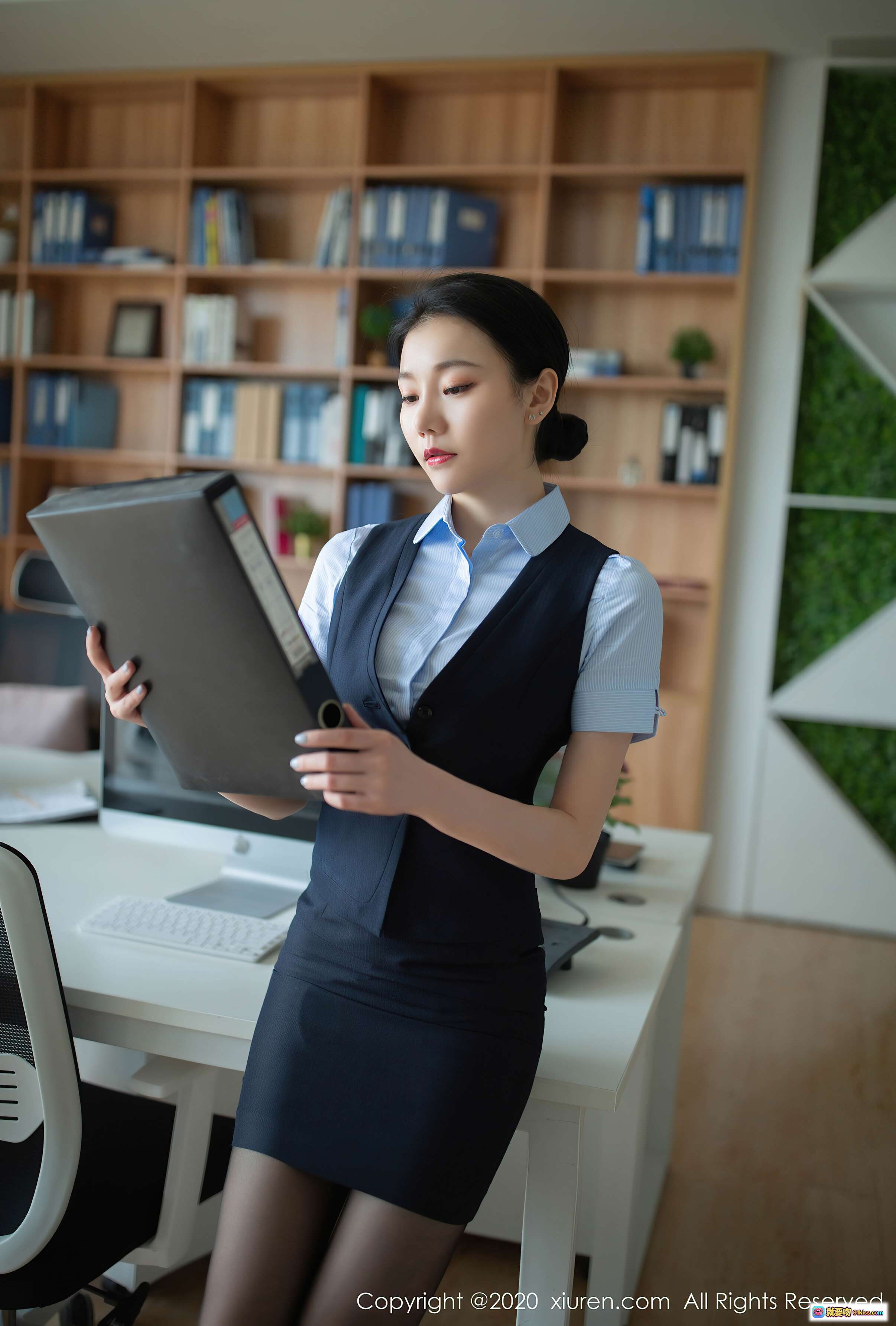 图片[2] - 办公室性感女郎黑丝美腿高跟鞋诱惑写真 – XIUREN秀人网安然Maleah2020.08.03 No.2398 - 就要吻