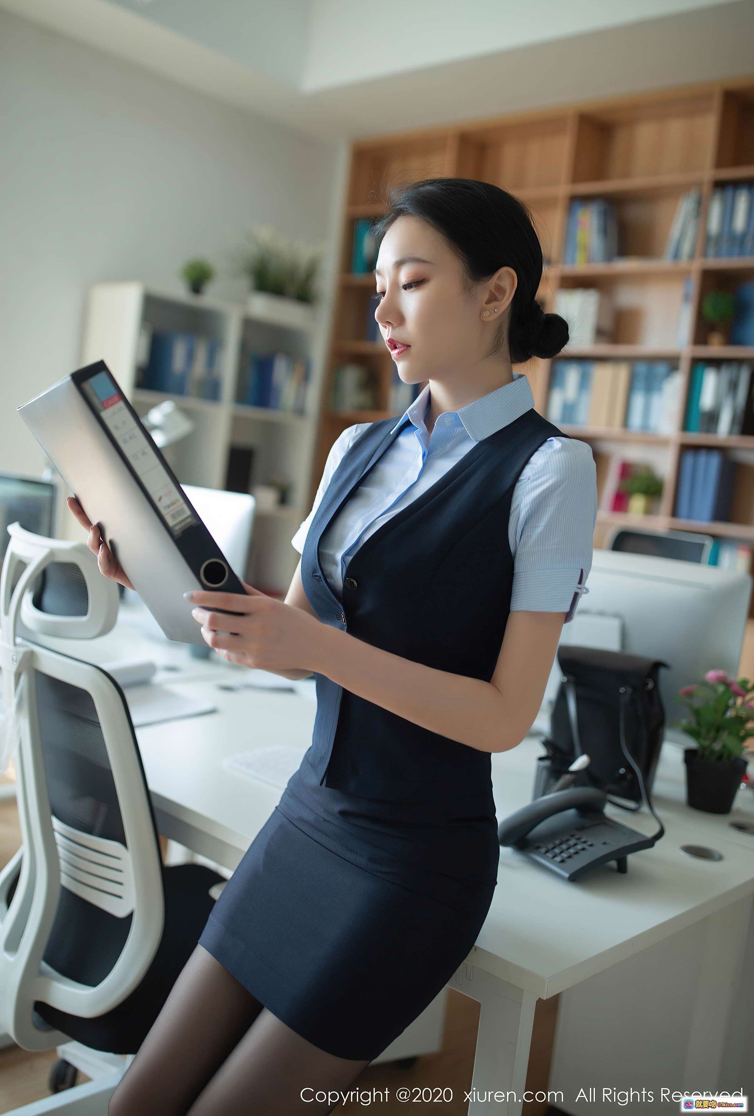 图片[3] - 办公室性感女郎黑丝美腿高跟鞋诱惑写真 – XIUREN秀人网安然Maleah2020.08.03 No.2398 - 就要吻