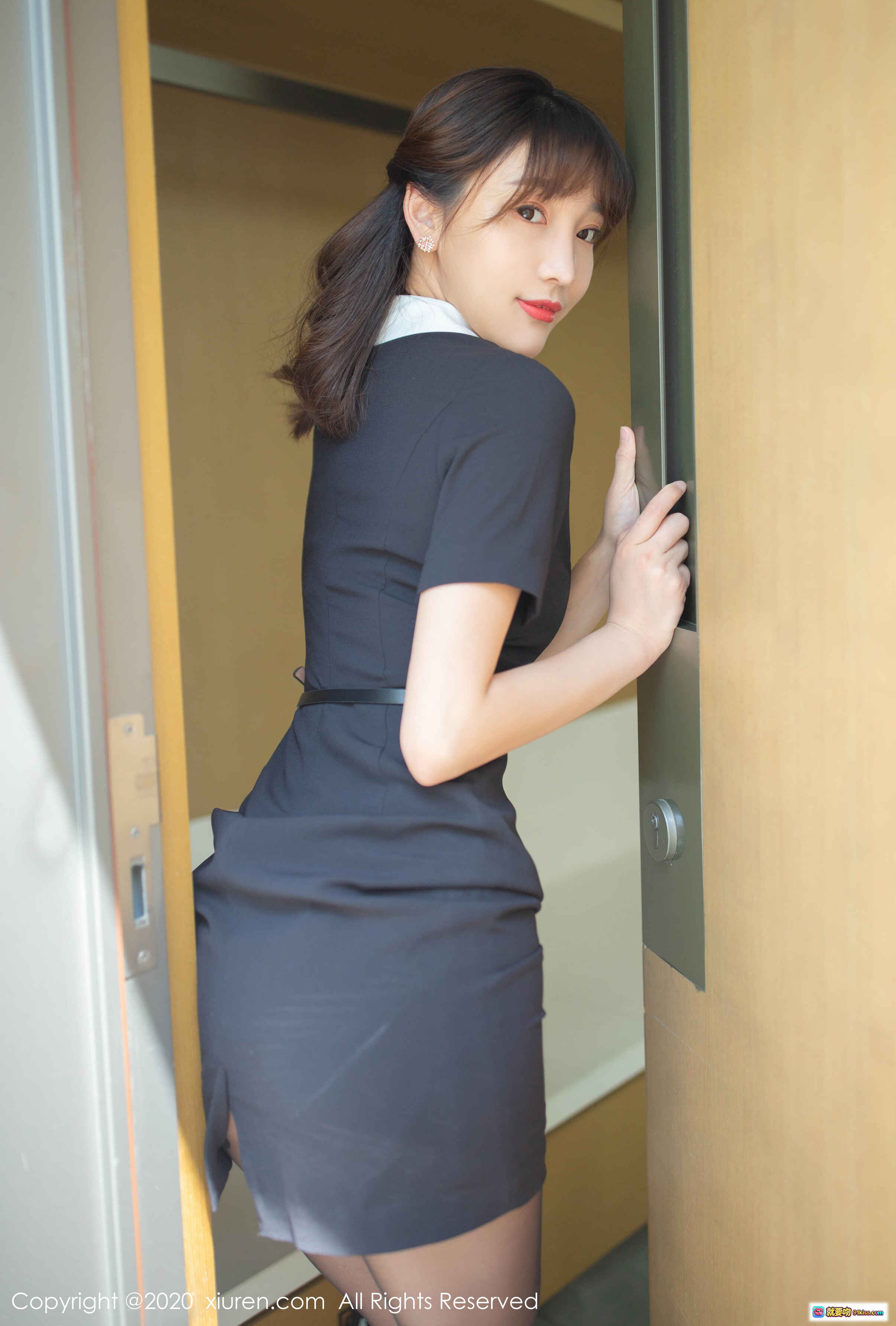 图片[1] - 陆萱萱黑色职业套装短裙性感回眸 优雅气质写真图片 XIUREN秀人网2020.04.23 No.2185 - 就要吻