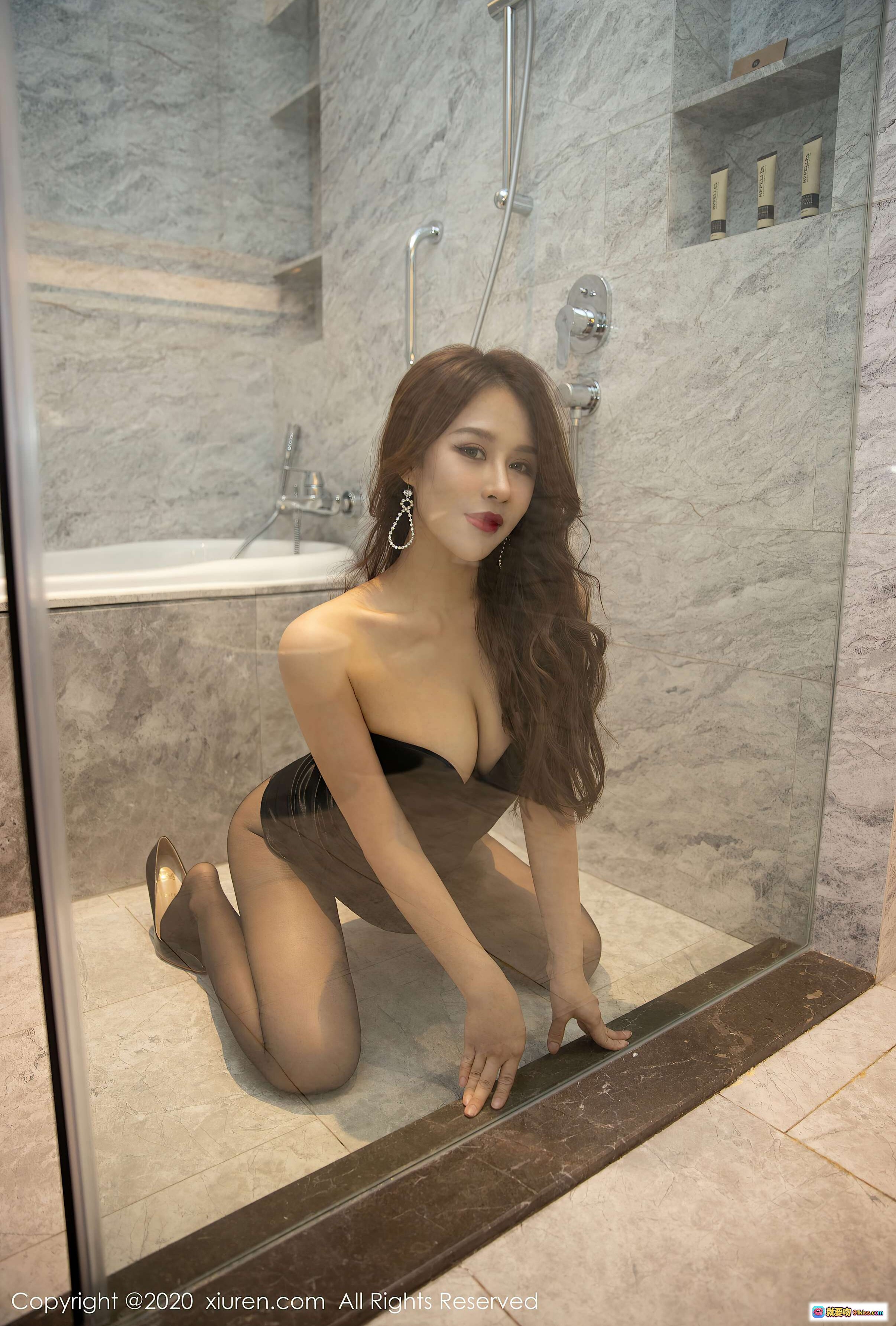 图片[4] - 徐安安黑丝美腿高跟浴室写真｜秀人网2020.10.27 VOL.2703性感吊带裙诱惑大片 - 就要吻