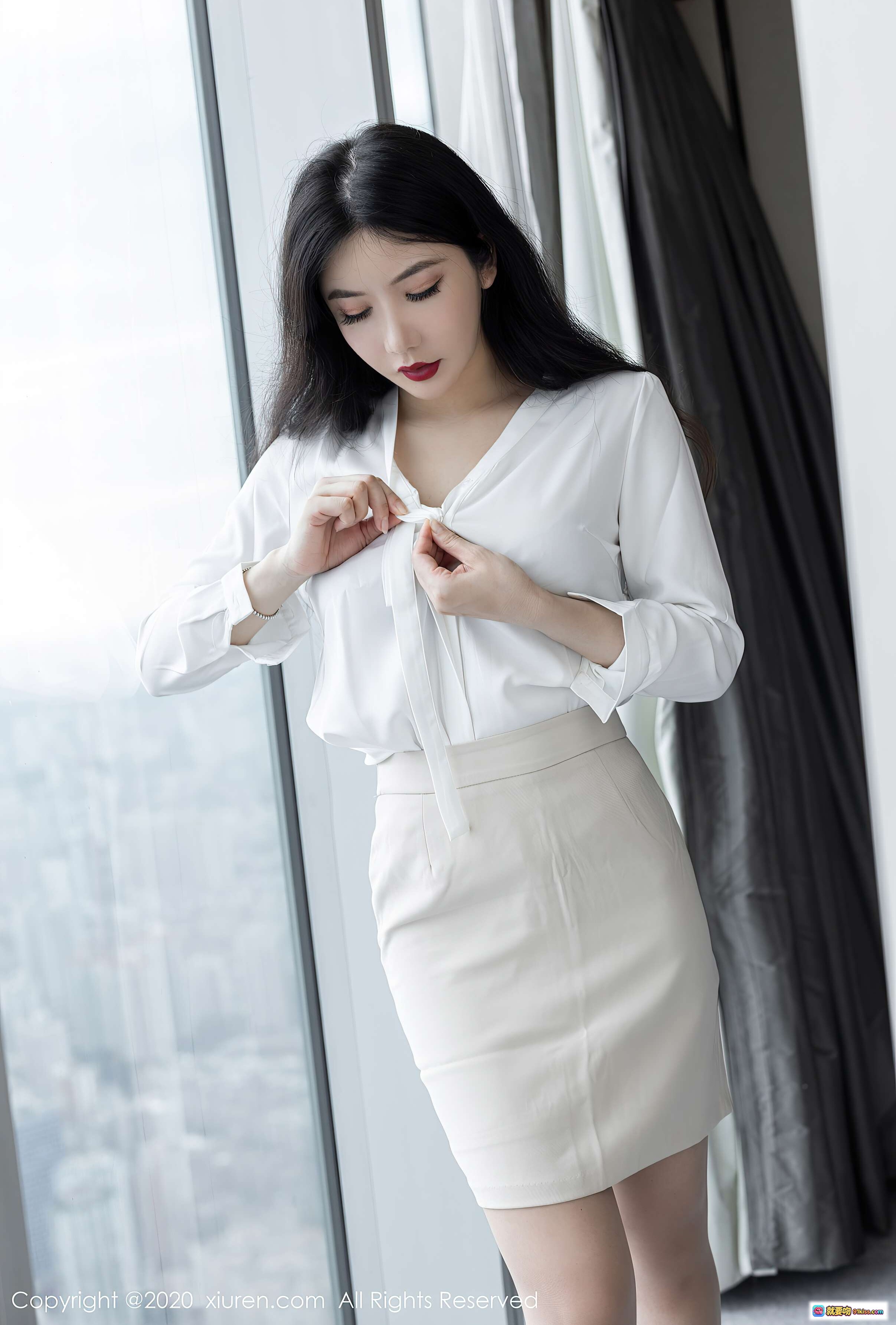 图片[1] - 心妍小公主白衬衫米色短裙窗边优雅写真 | XIUREN秀人网2020.11.04 VOL.2736高清美图 - 就要吻