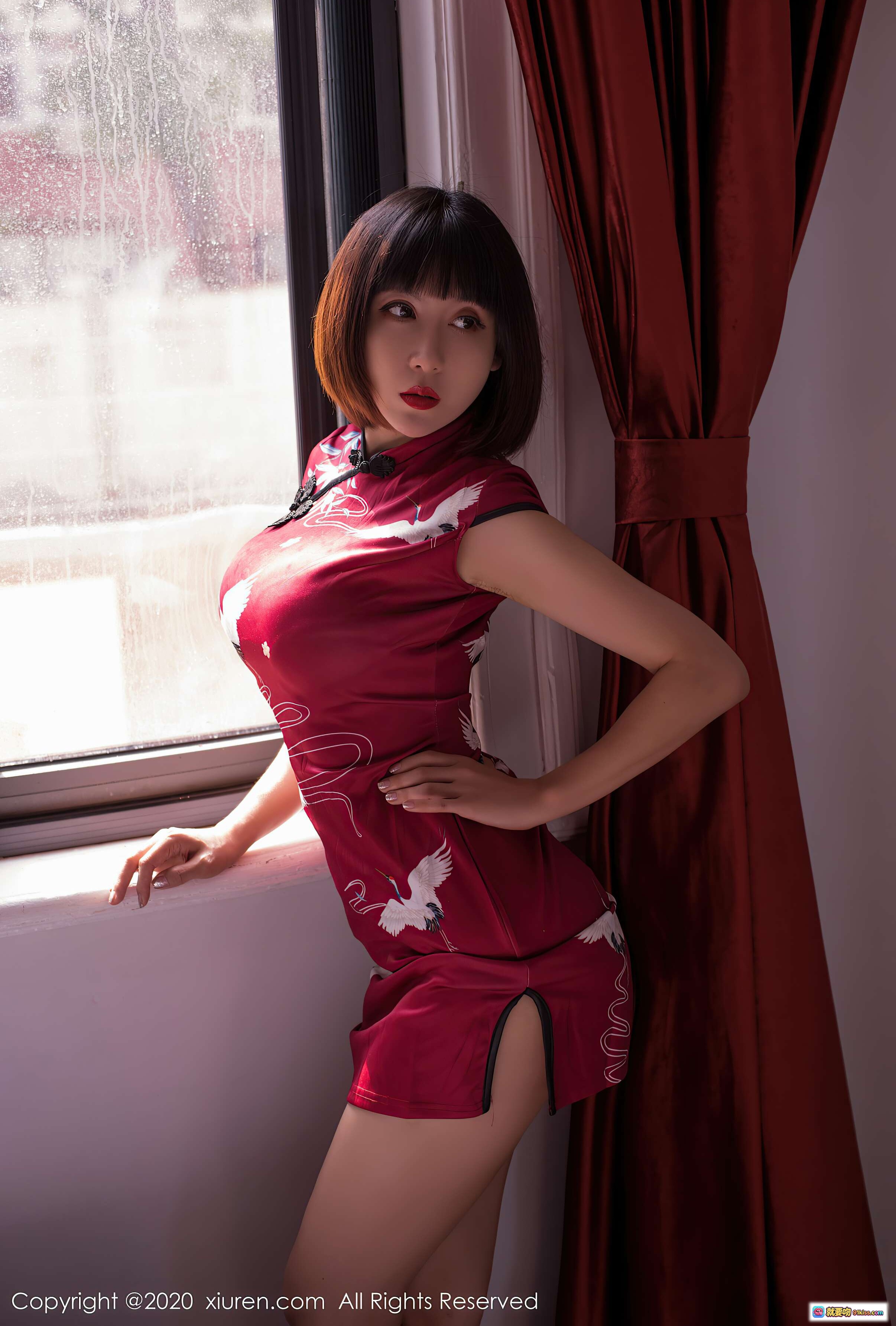 图片[9] - 安妮斯朵拉红色旗袍写真｜高开叉美腿性感造型｜窗边光影私房摄影｜秀人网2020.10.20 VOL.2674 - 就要吻