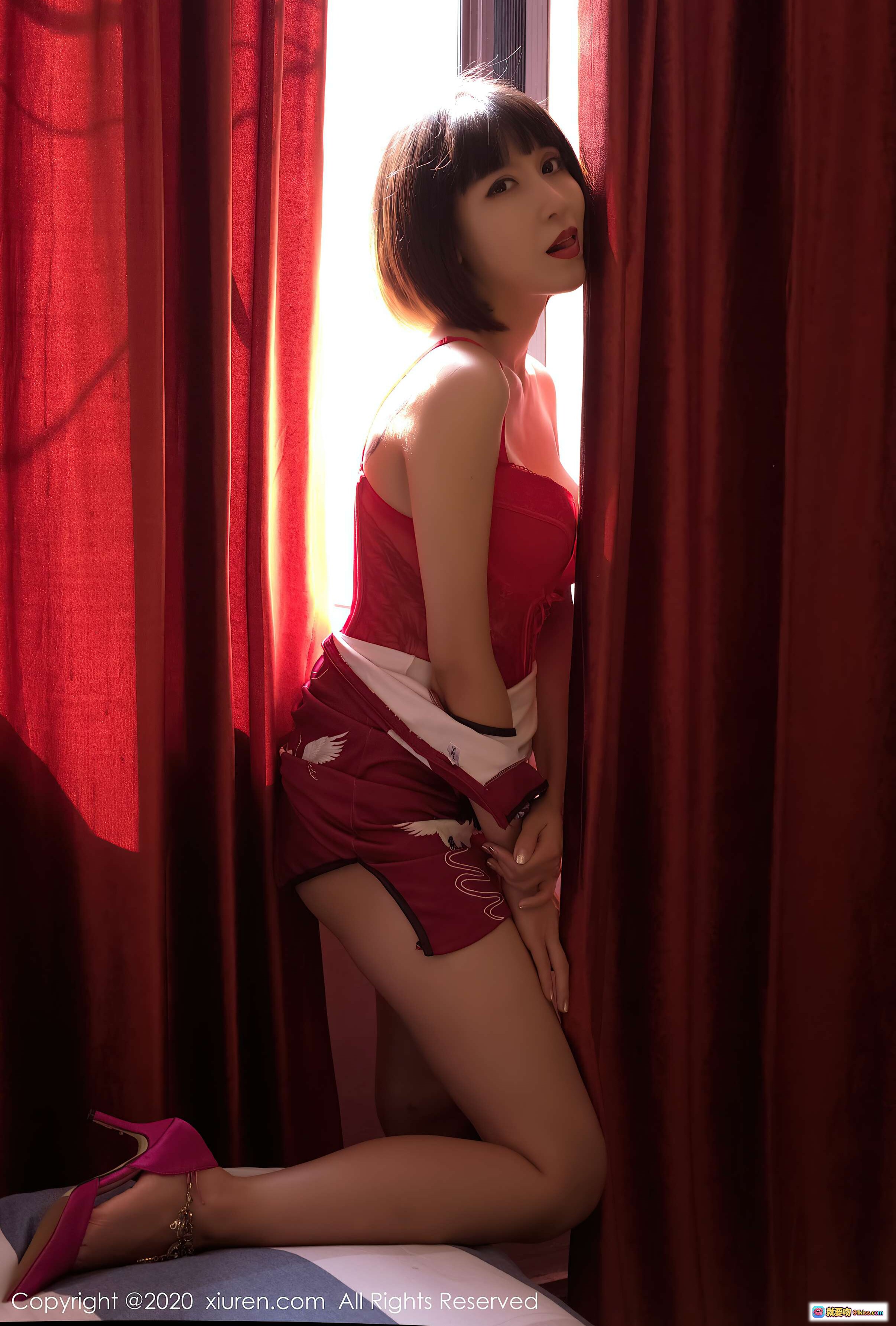 图片[3] - 安妮斯朵拉红色旗袍写真｜高开叉美腿性感造型｜窗边光影私房摄影｜秀人网2020.10.20 VOL.2674 - 就要吻