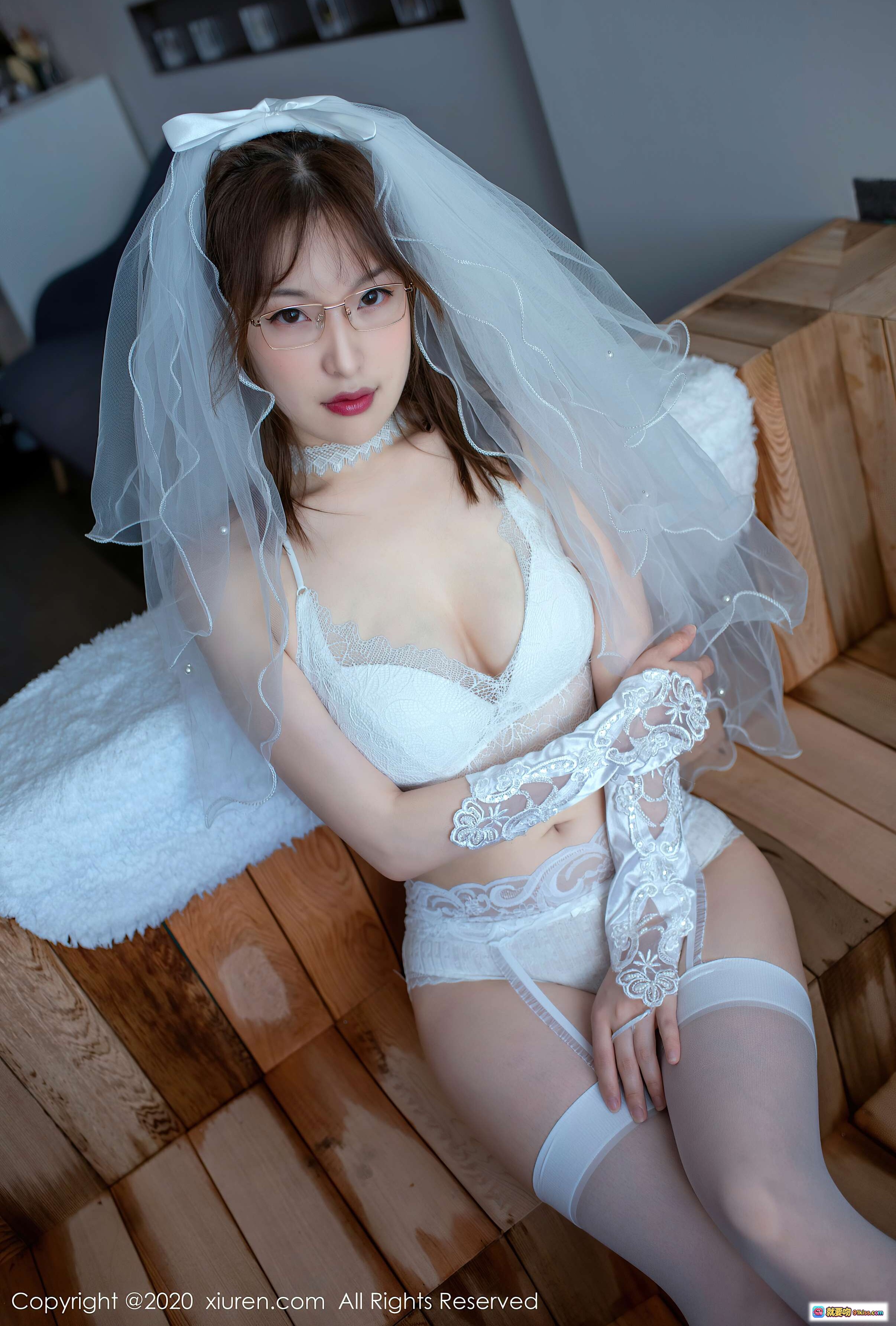 图片[4] - 小宣fancy黑红性感旗袍+渔网袜+高跟鞋床上写真 | XIUREN秀人网2020.07.23 No.2359 - 就要吻