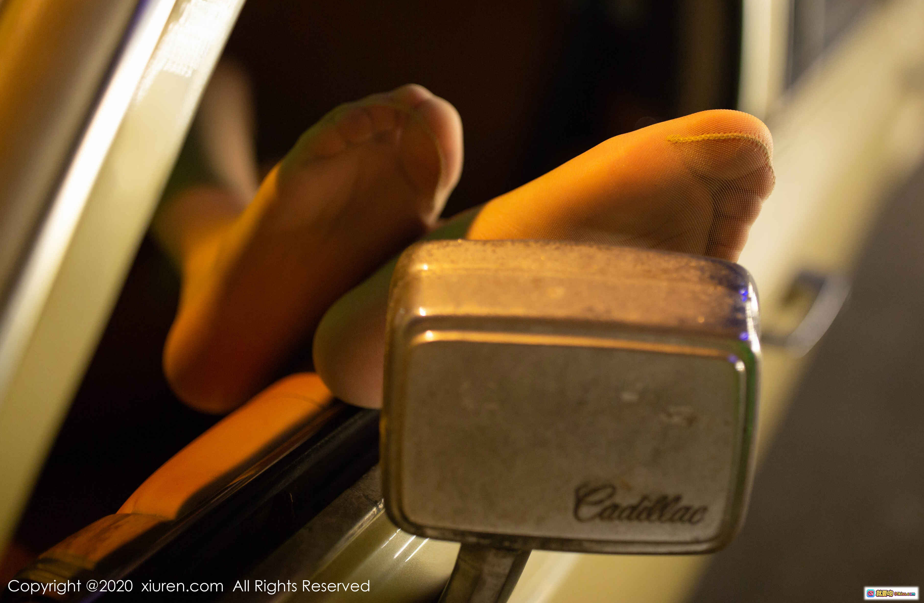 图片[7] - 陆萱萱车内美腿写真｜白色高跟鞋+黑色丝袜｜复古汽车内饰｜夜景灯光氛围｜秀人网2020精选图集 - 就要吻