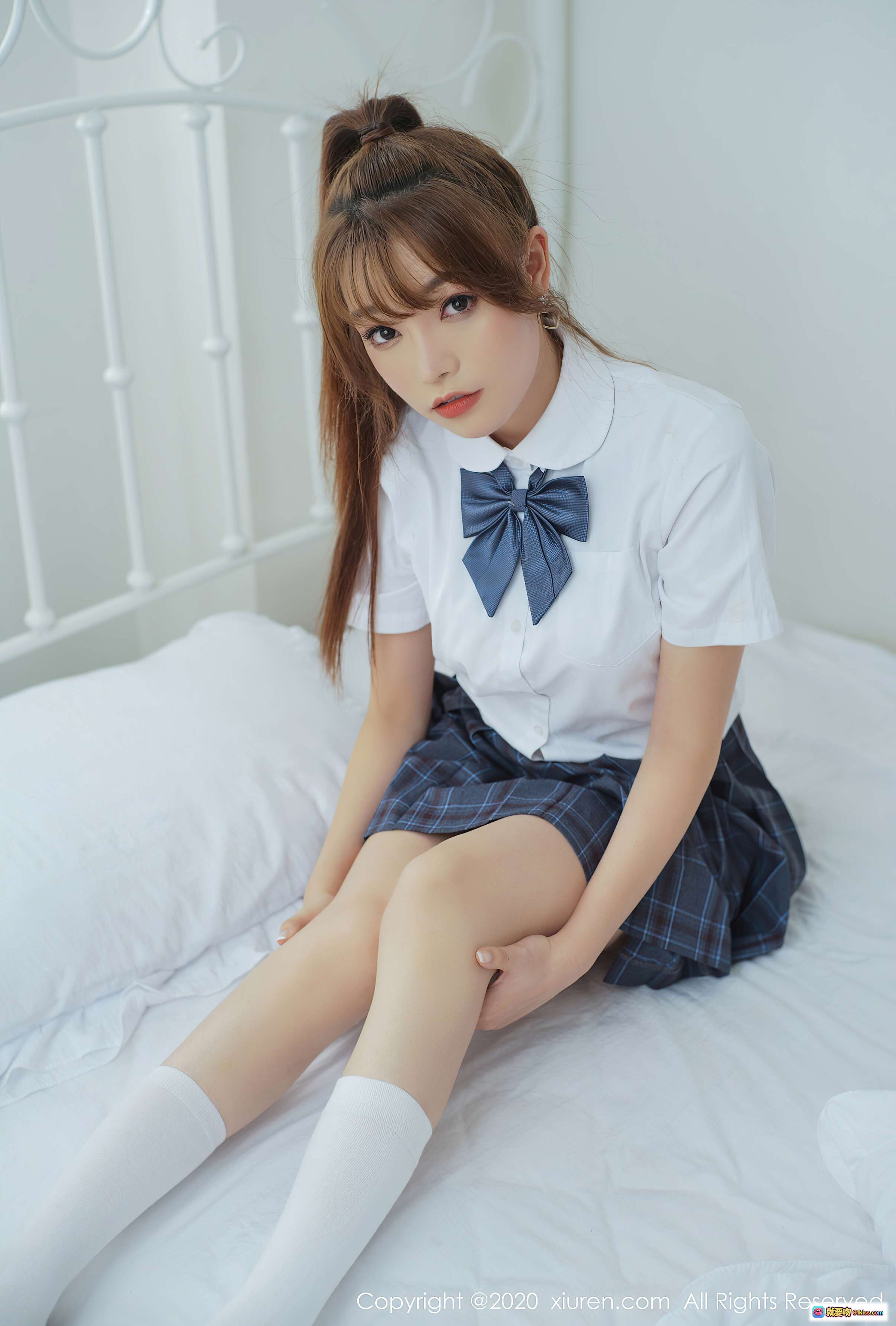 图片[9] - 芝芝Booty校园风写真｜白色衬衫蓝领结格子裙少女感穿搭｜XIUREN秀人网2020.08.28 No.2502 - 就要吻