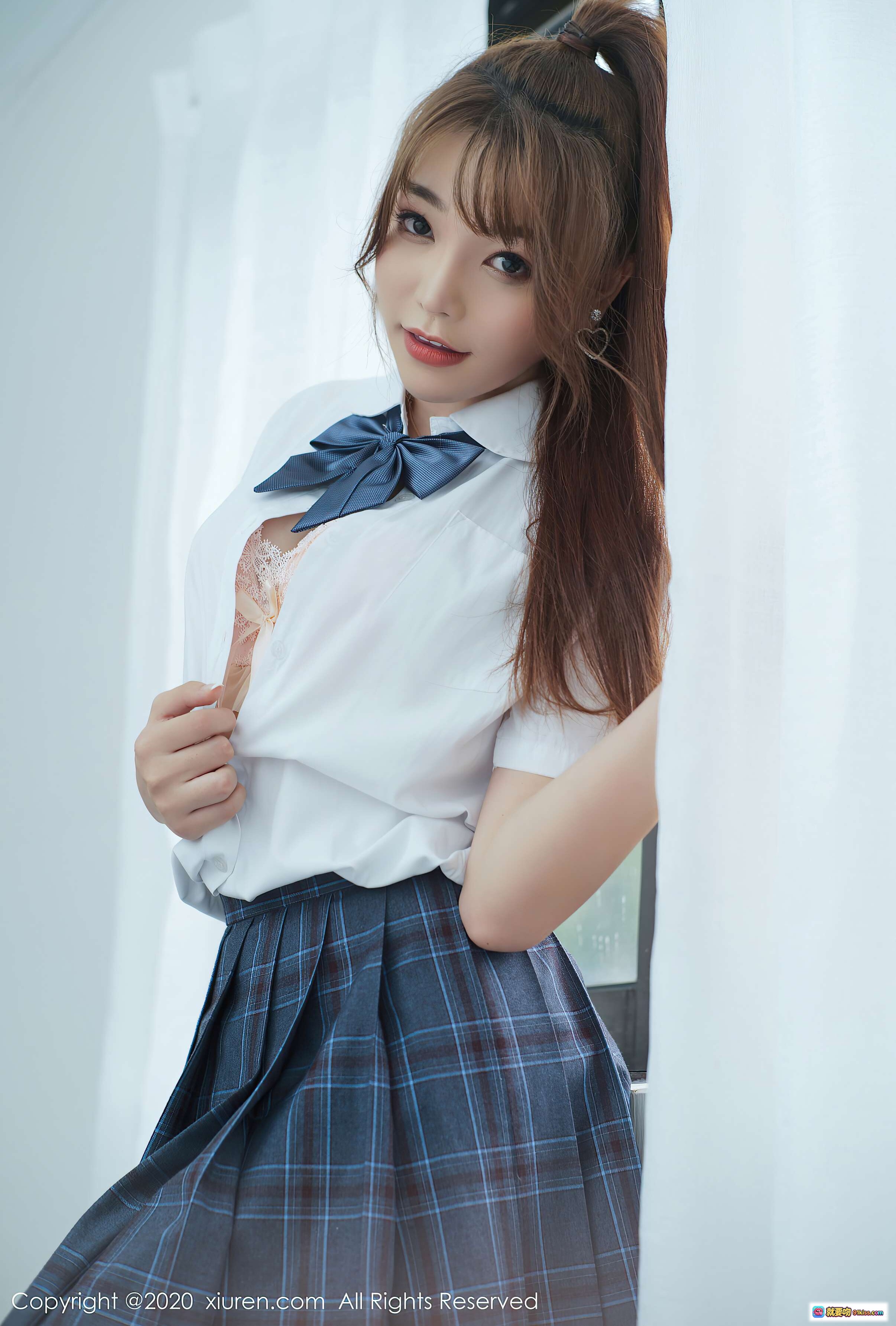 图片[1] - 芝芝Booty校园风写真｜白色衬衫蓝领结格子裙少女感穿搭｜XIUREN秀人网2020.08.28 No.2502 - 就要吻