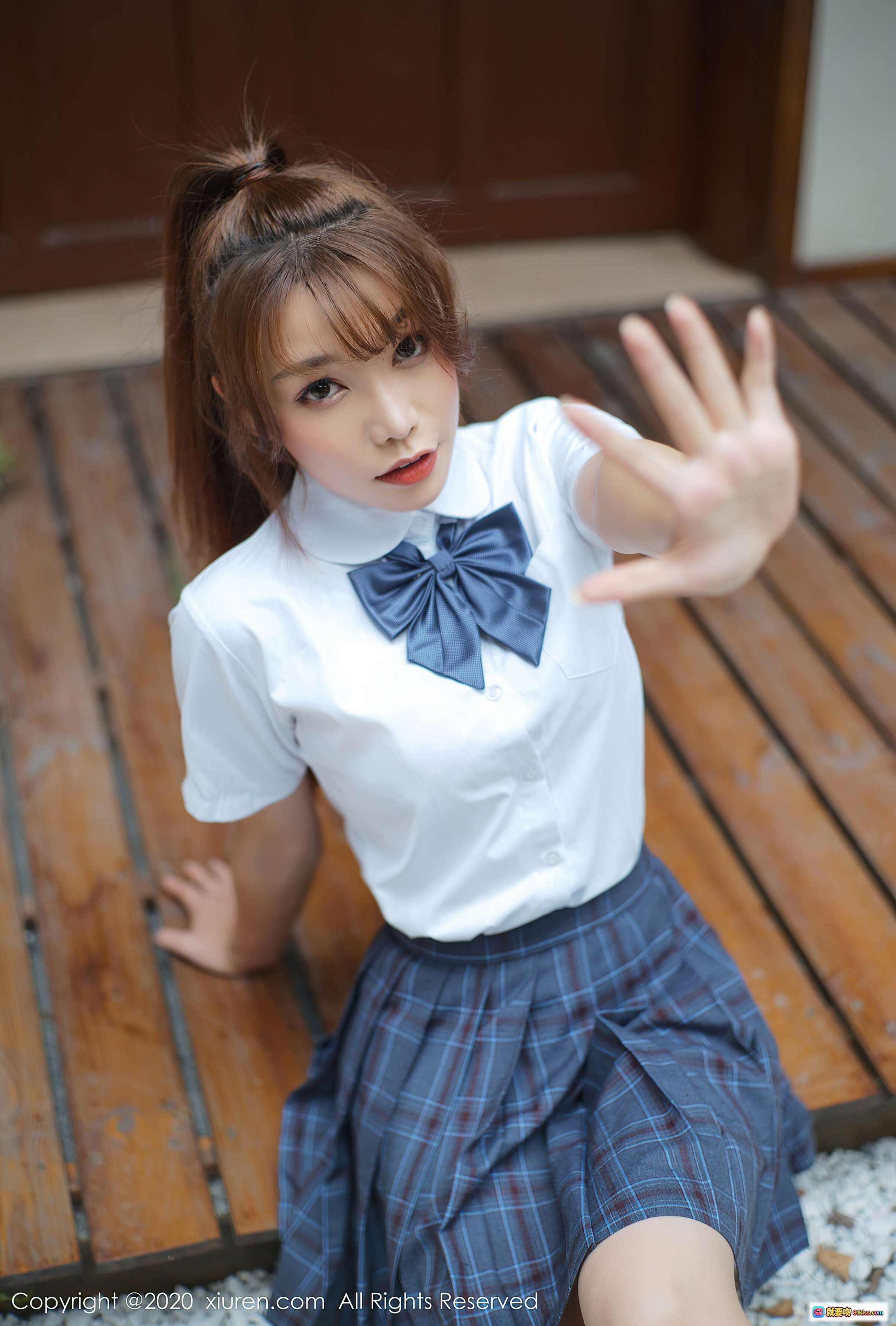 图片[8] - 芝芝Booty校园风写真｜白色衬衫蓝领结格子裙少女感穿搭｜XIUREN秀人网2020.08.28 No.2502 - 就要吻
