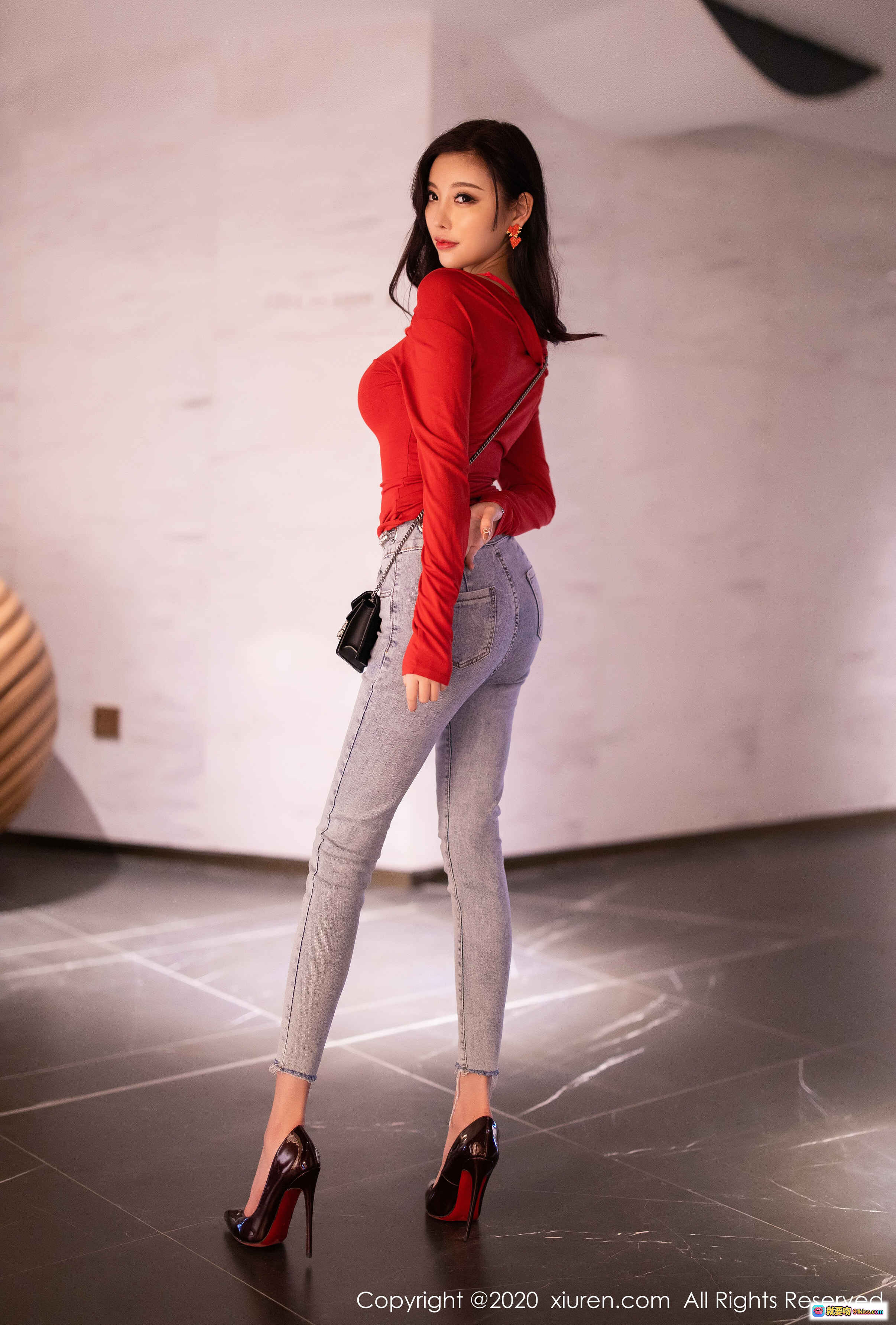 图片[1] - 杨晨晨sugar红衣牛仔紧身裤高跟鞋写真 – XIUREN秀人网2020.04.28 No.2200优雅性感时尚大片 - 就要吻