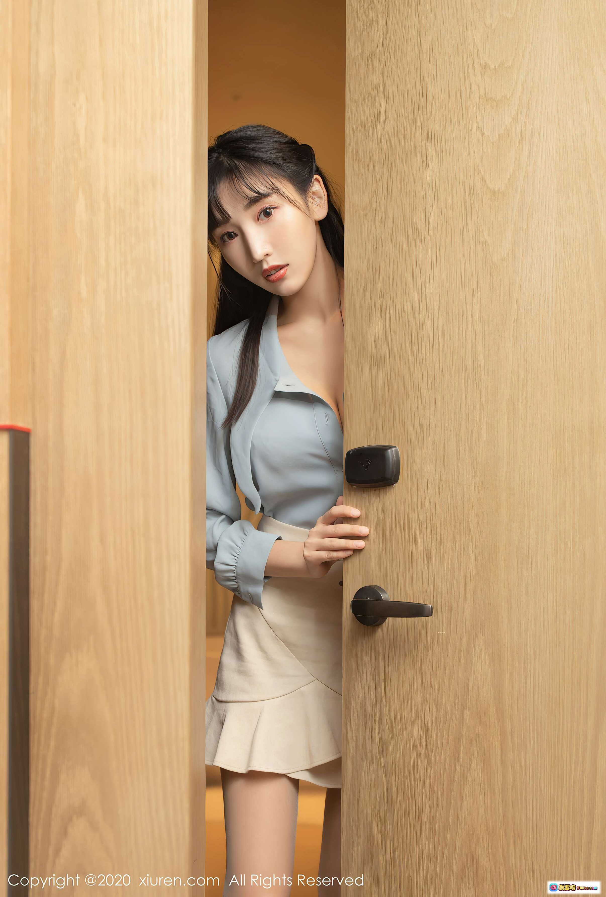 图片[9] - 陆萱萱优雅职场风写真｜浅蓝衬衫+米白荷叶边短裙+高跟鞋｜秀人网2020.11.06 VOL.2750 - 就要吻