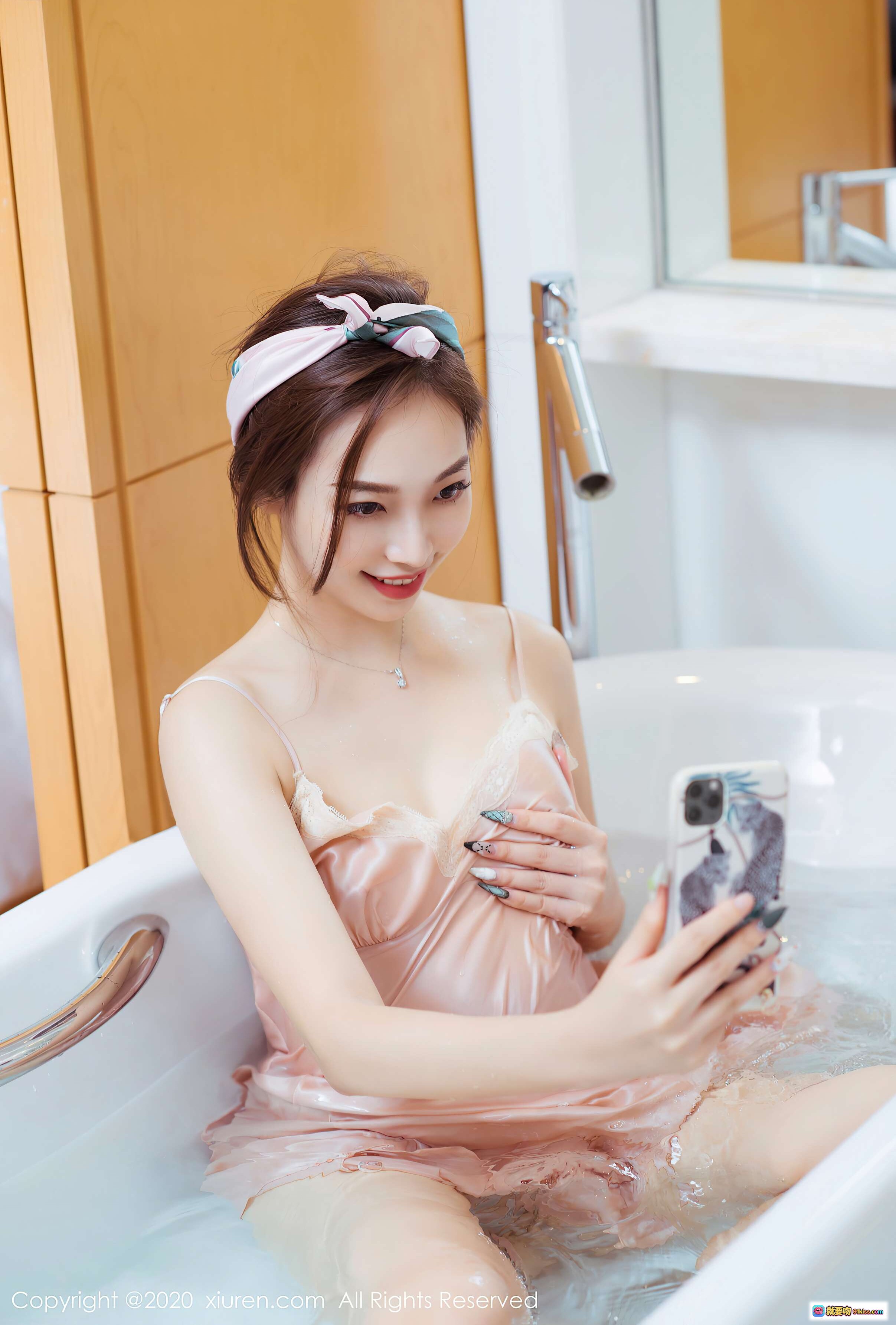 图片[9] - 郑颖姗浴缸写真｜粉色丝绸睡衣性感私房照｜美腿翘臀诱惑｜XIUREN秀人网2020.11.19 VOL.2801 - 就要吻