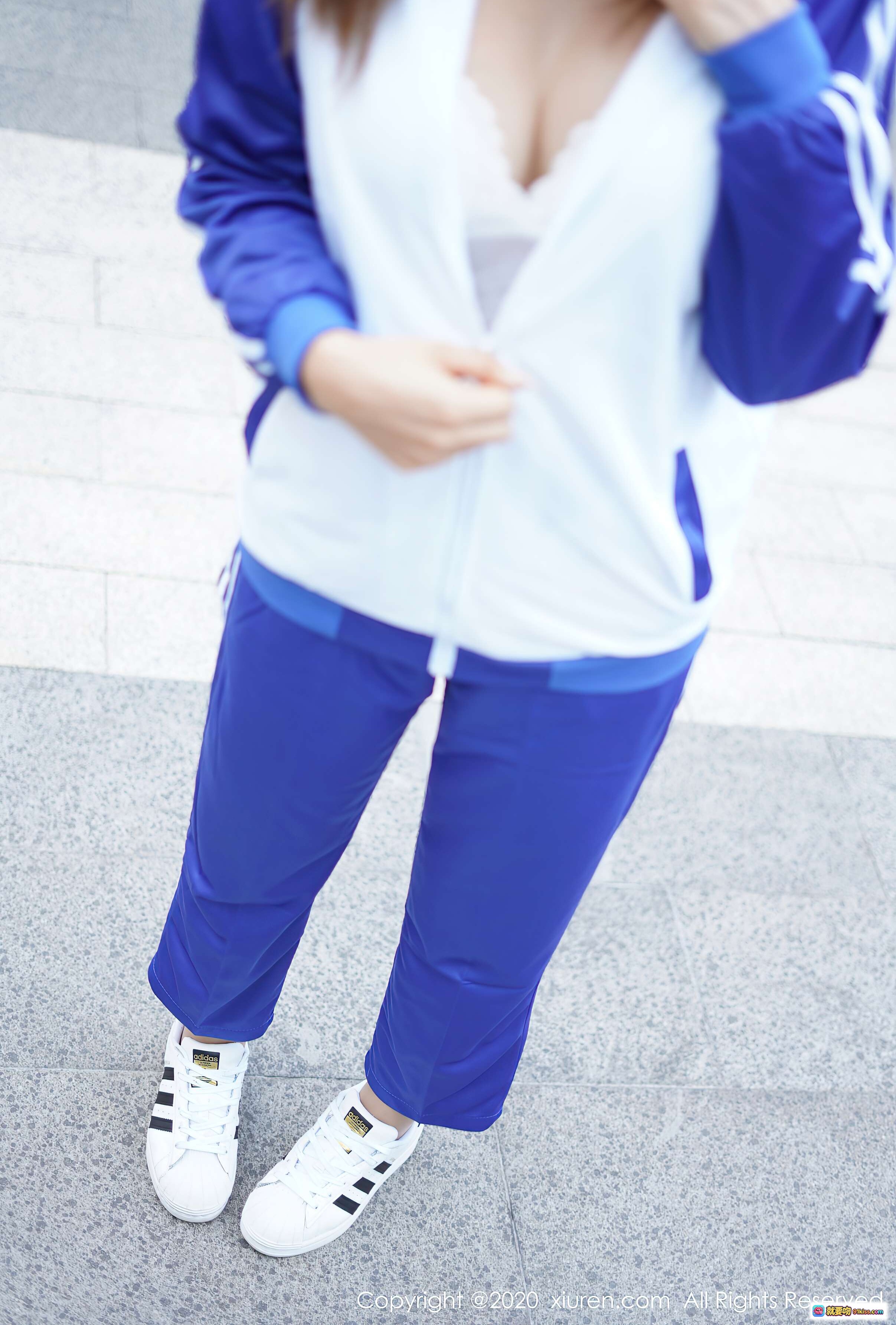 图片[7] - 蓝色运动裤搭配白色阿迪达斯贝壳头鞋，时尚休闲穿搭示范 - 就要吻