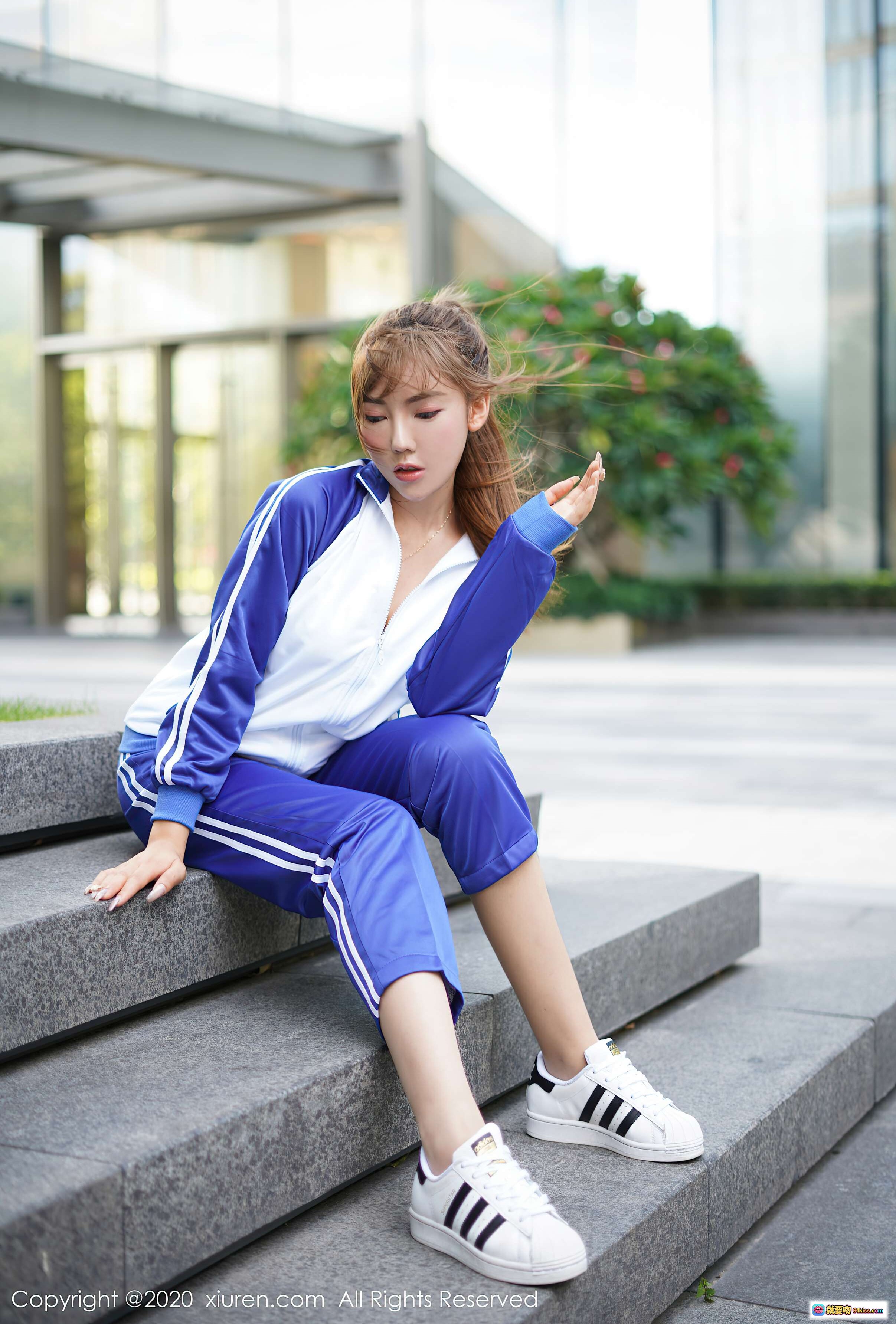 图片[6] - 蓝色运动裤搭配白色阿迪达斯贝壳头鞋，时尚休闲穿搭示范 - 就要吻