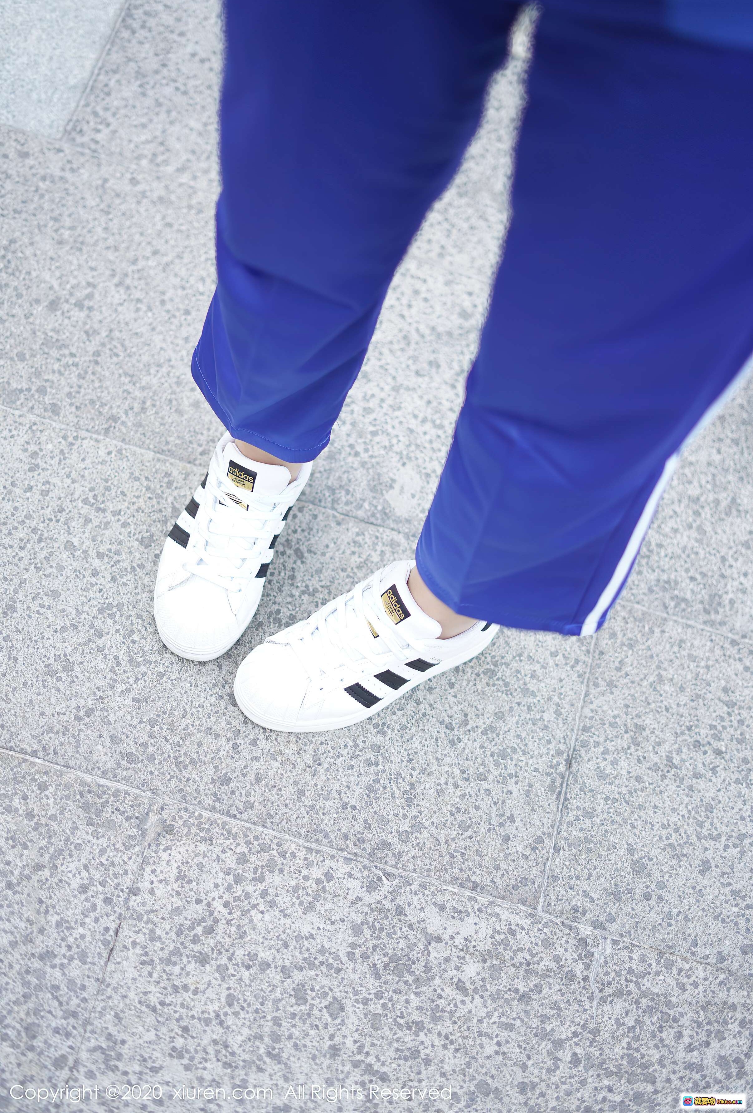 图片[1] - 蓝色运动裤搭配白色阿迪达斯贝壳头鞋，时尚休闲穿搭示范 - 就要吻
