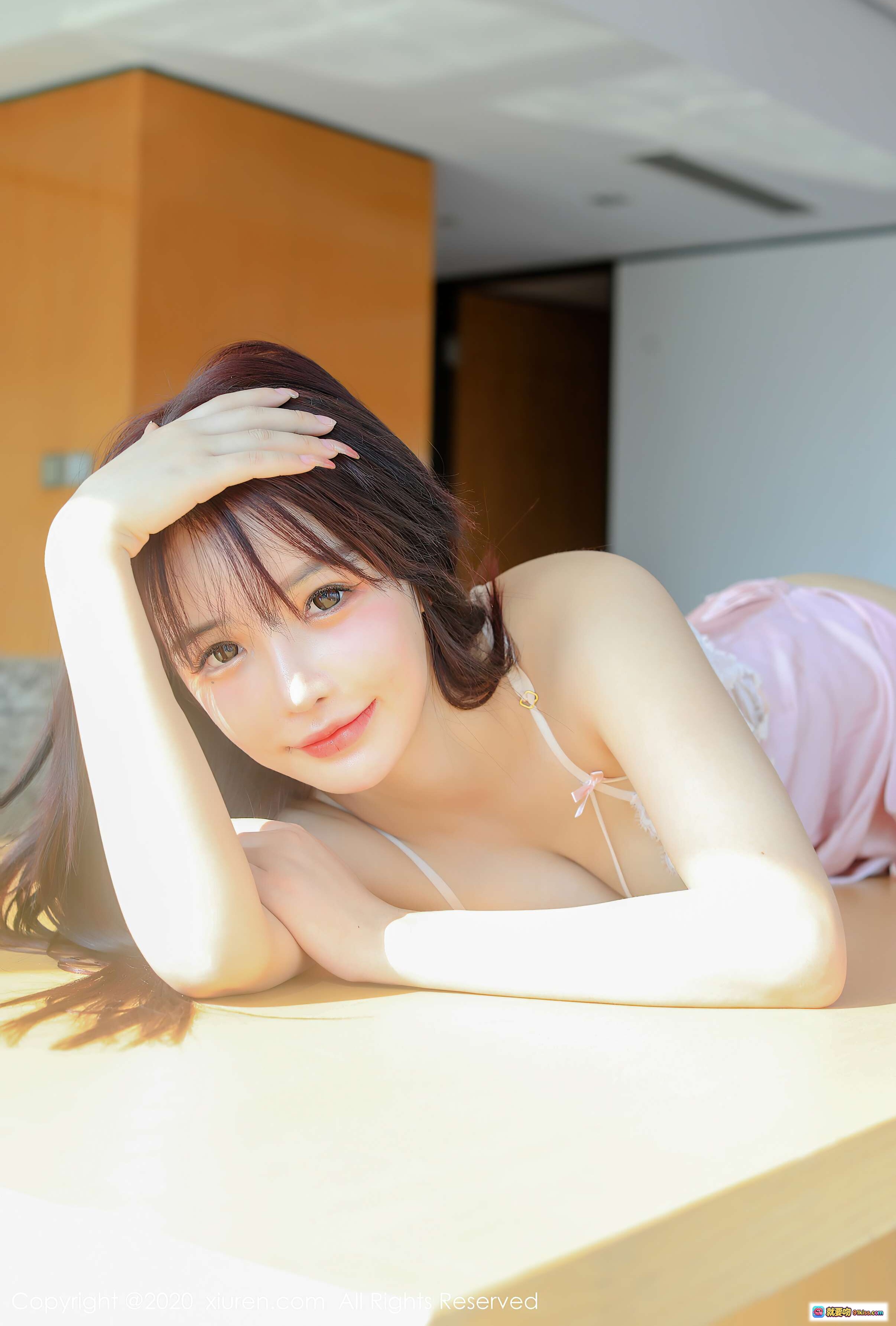 图片[3] - 南初妹妹粉色蕾丝睡衣写真 | 秀人网2020.10.19 VOL.2666 | 窗边盘腿坐姿甜美私房照 - 就要吻