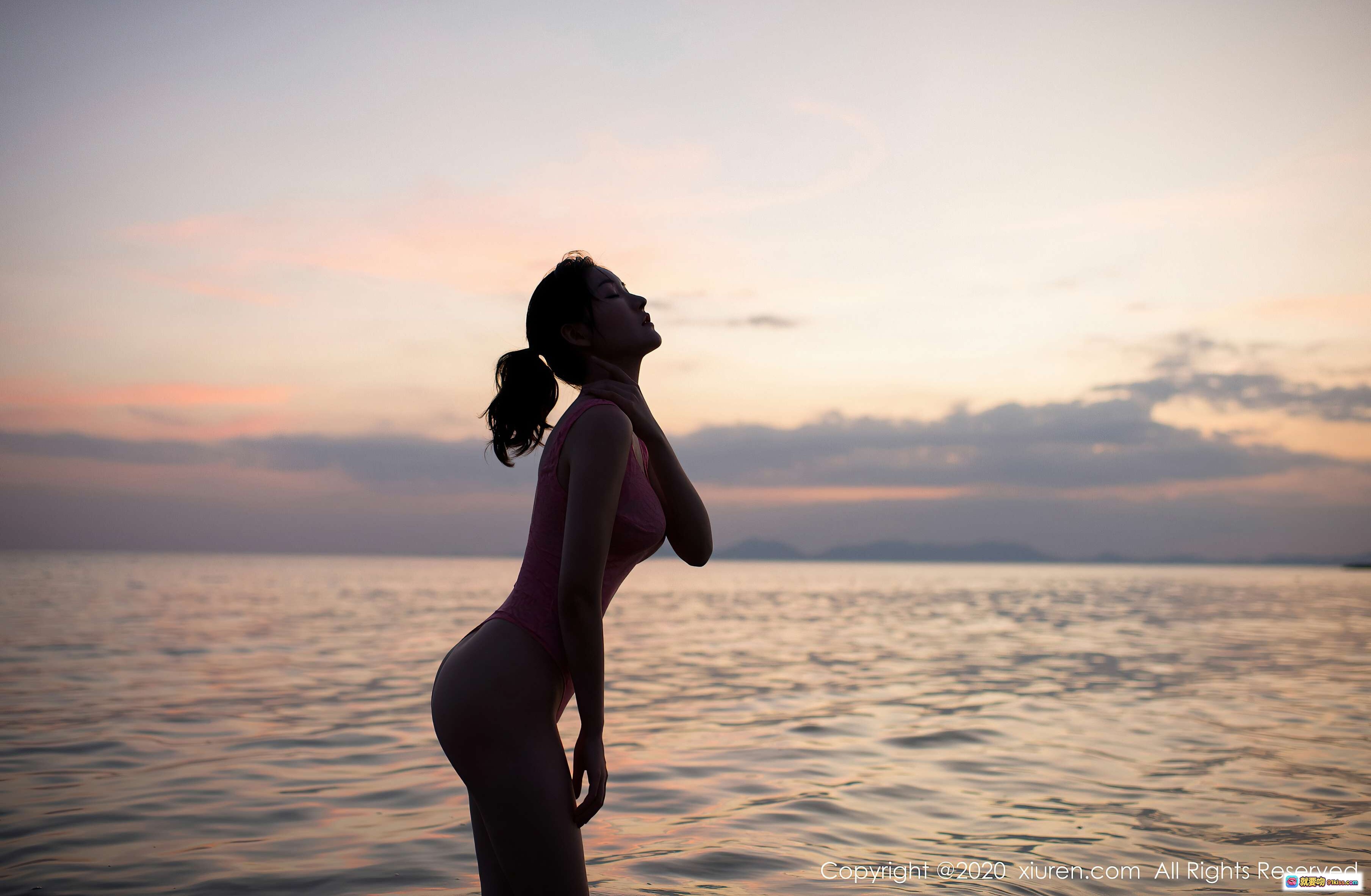 图片[5] - 沈梦瑶海边木船写真｜粉色泳衣黄昏沙滩｜泰式装饰长尾船｜秀人网2020精选人像摄影 - 就要吻