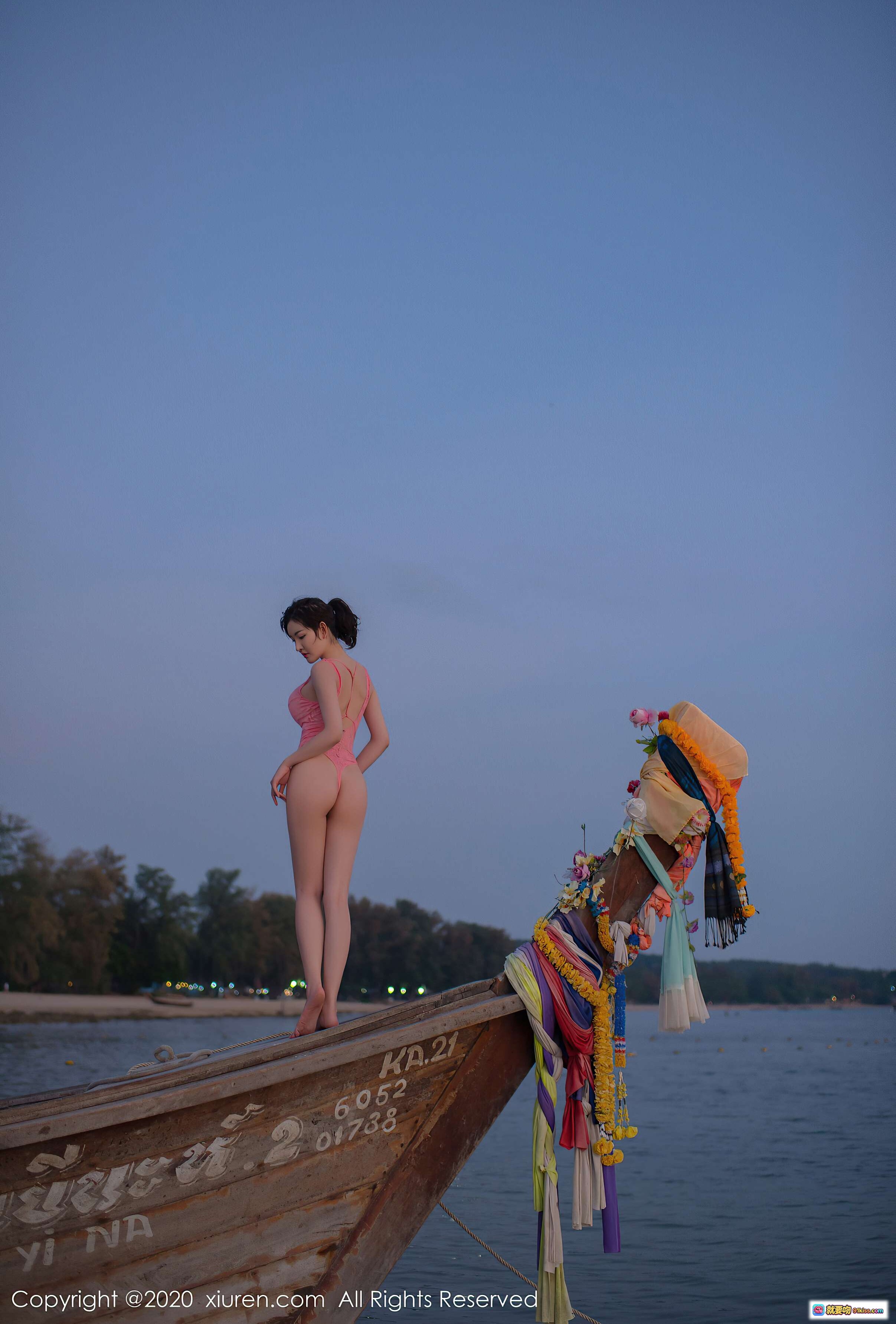 图片[1] - 沈梦瑶海边木船写真｜粉色泳衣黄昏沙滩｜泰式装饰长尾船｜秀人网2020精选人像摄影 - 就要吻